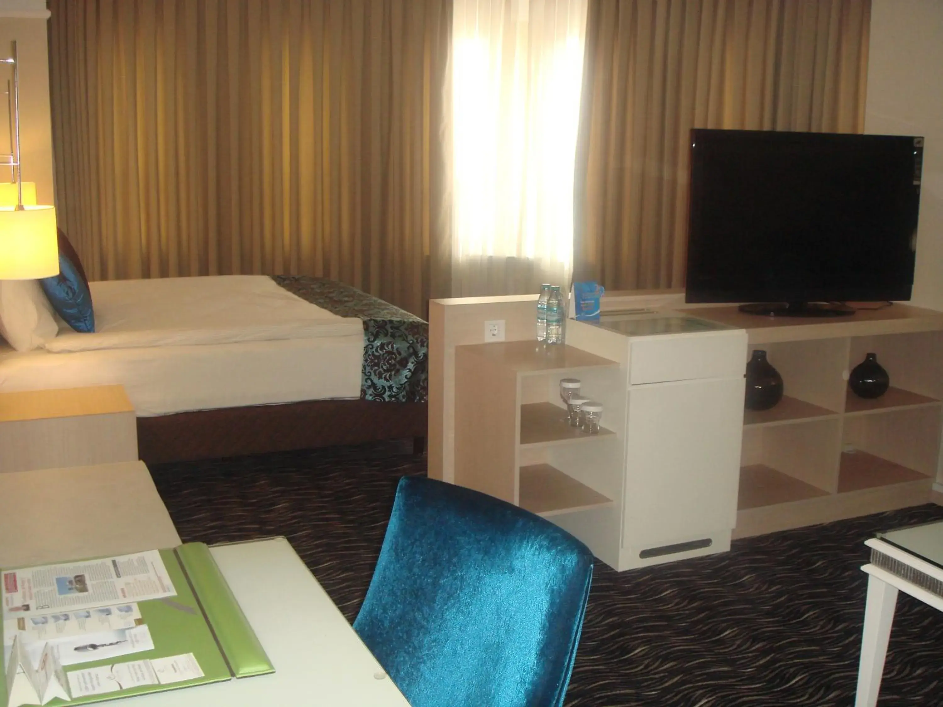 Photo of the whole room, TV/Entertainment Center in Pasapark Karatay Hotel