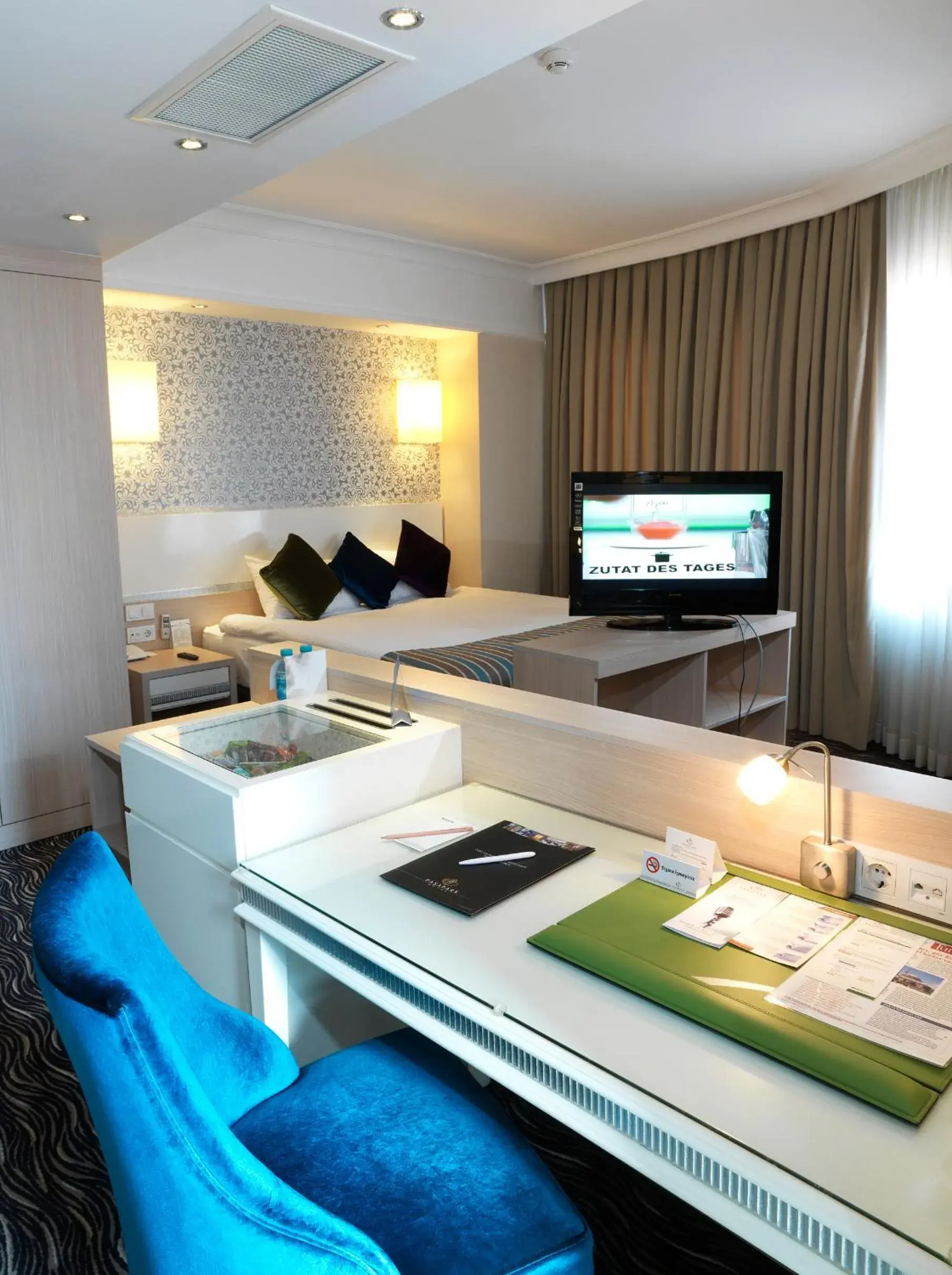 Photo of the whole room, TV/Entertainment Center in Pasapark Karatay Hotel