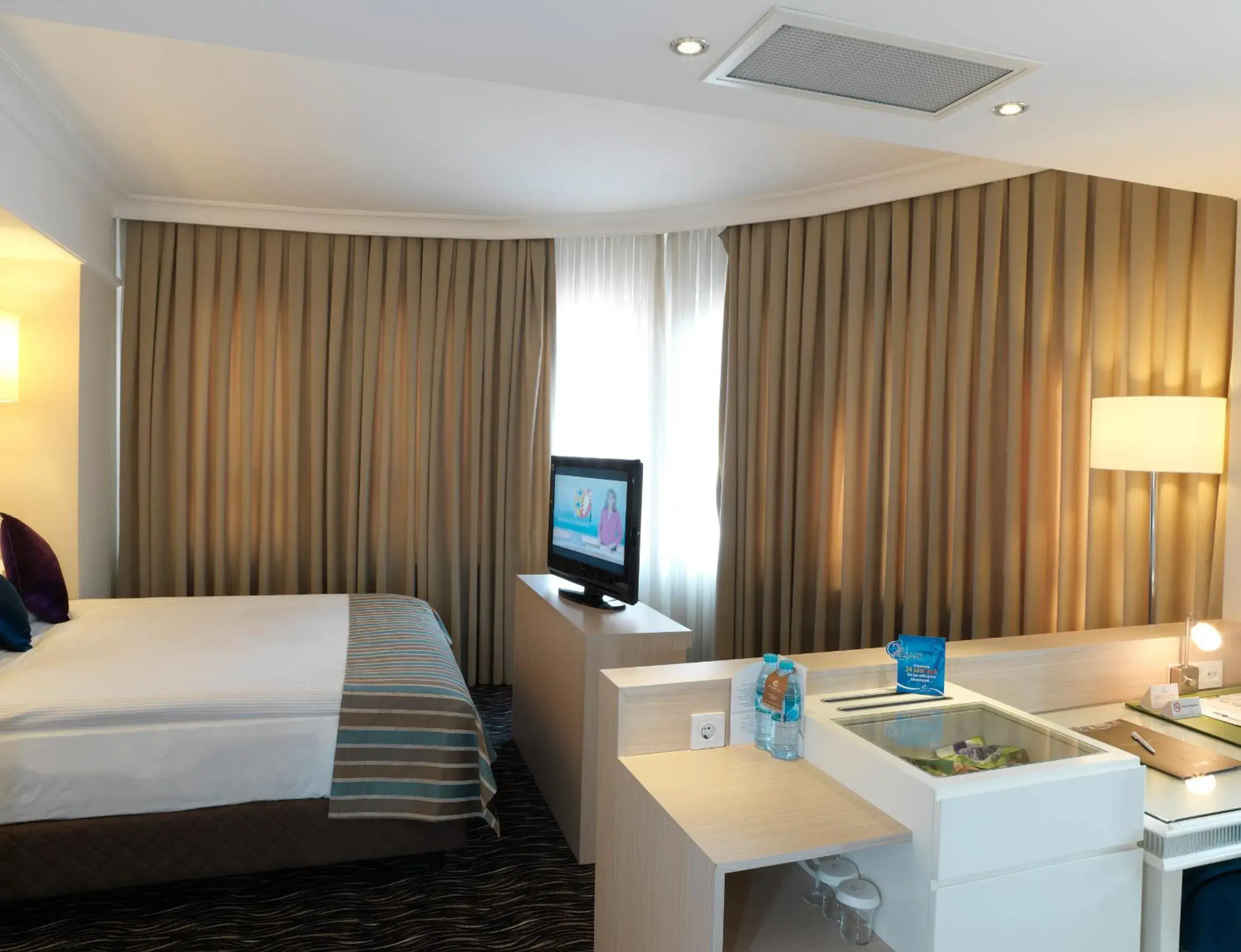 Bed, TV/Entertainment Center in Pasapark Karatay Hotel