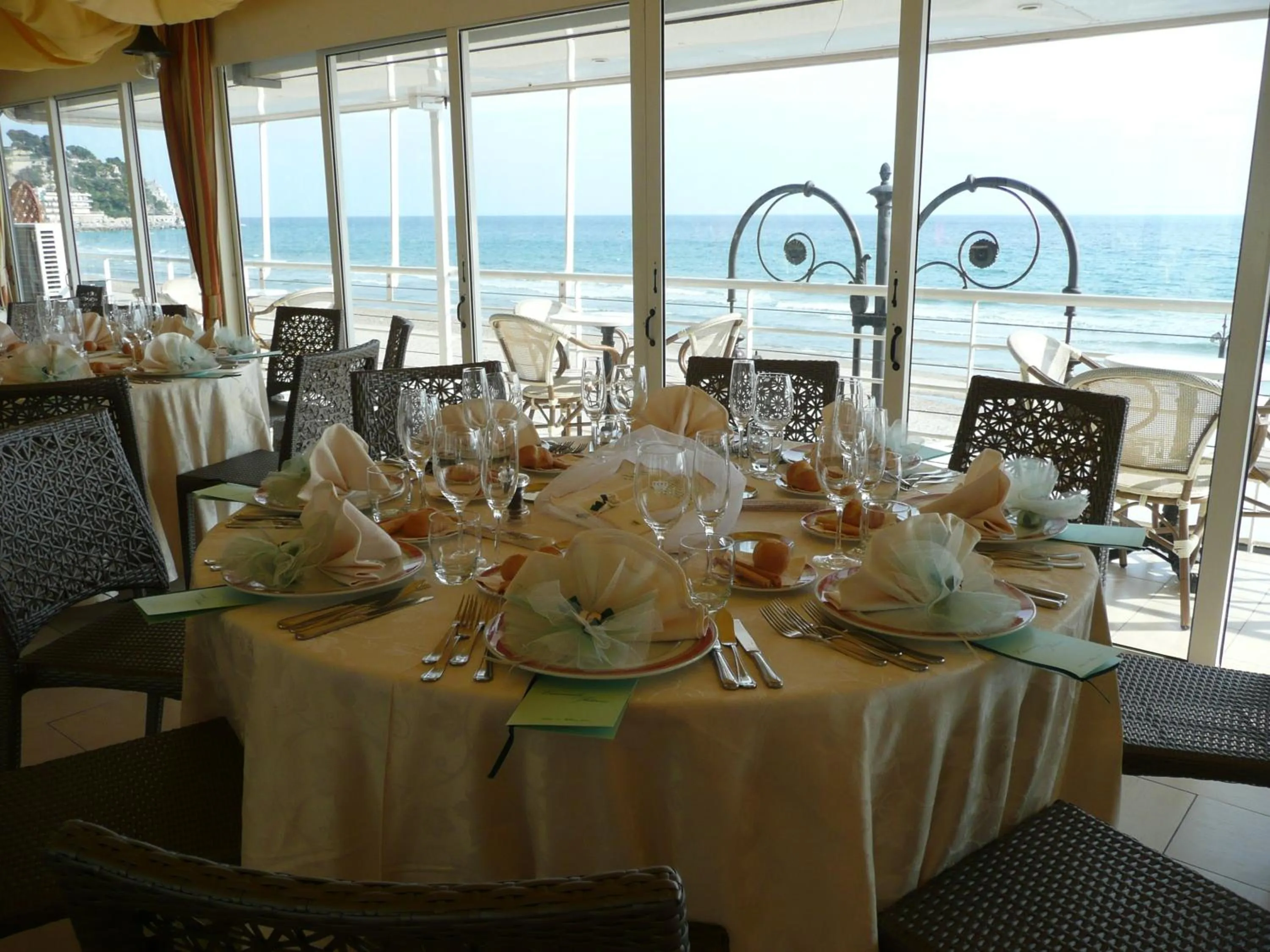 Restaurant/places to eat in Hotel Regina