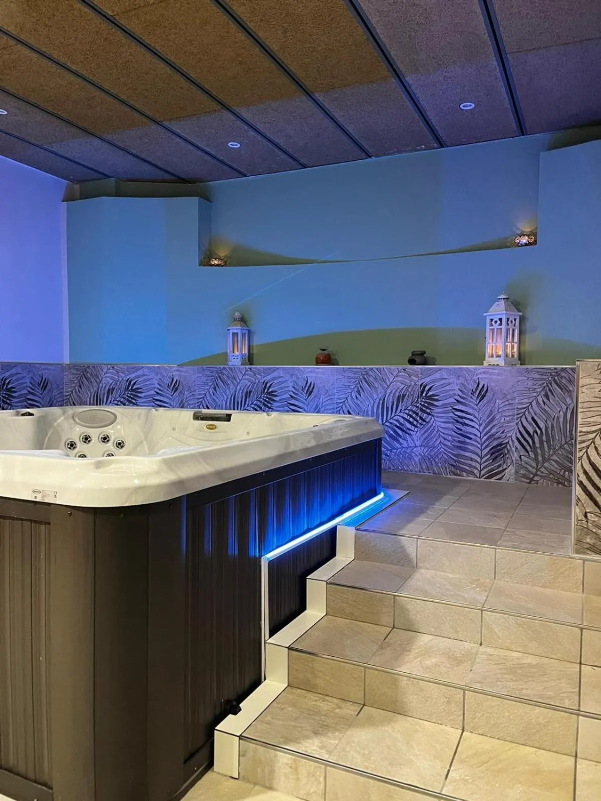 Hot Tub in Hotel Regina