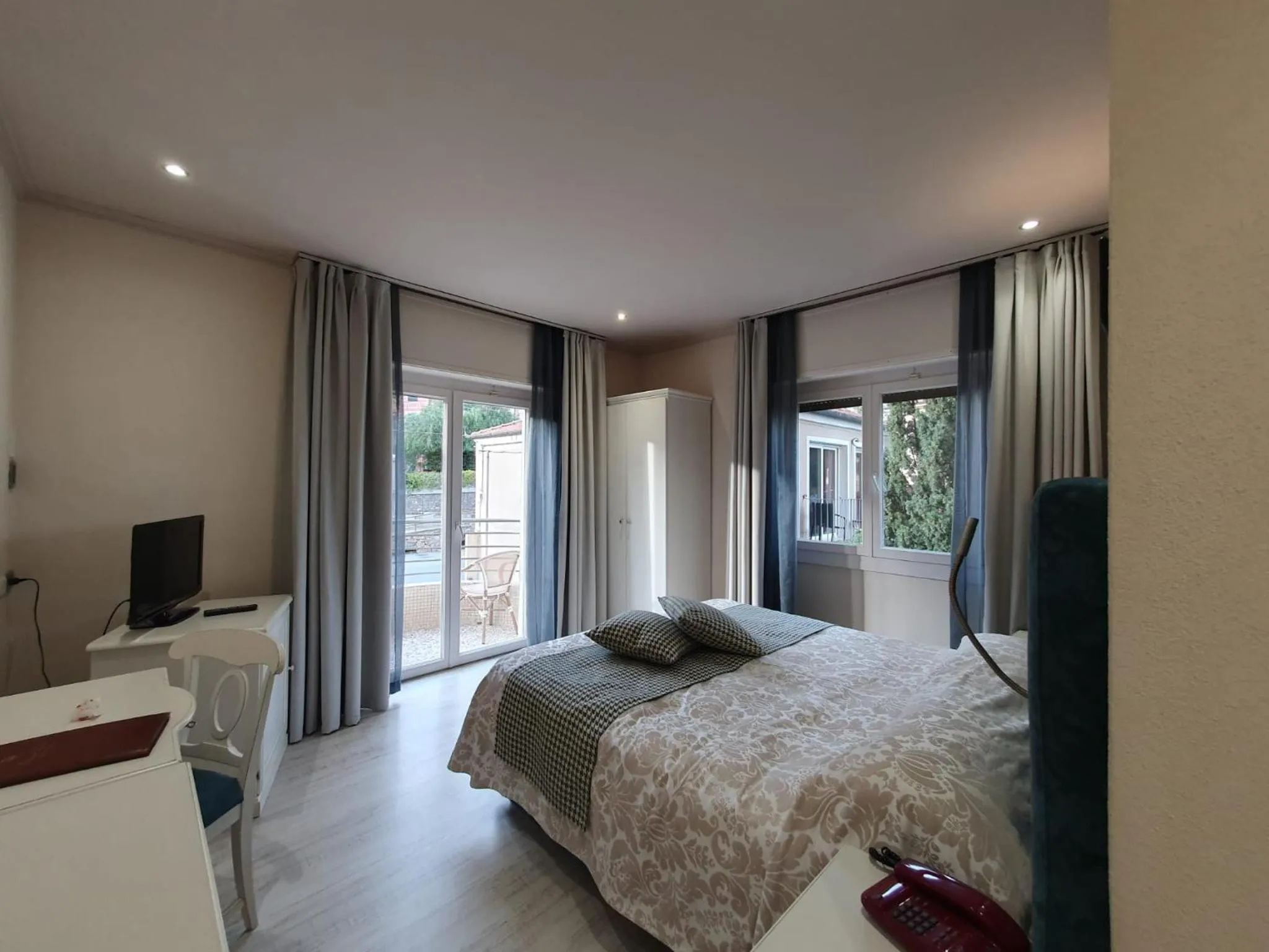 View (from property/room), Bed in Hotel Regina