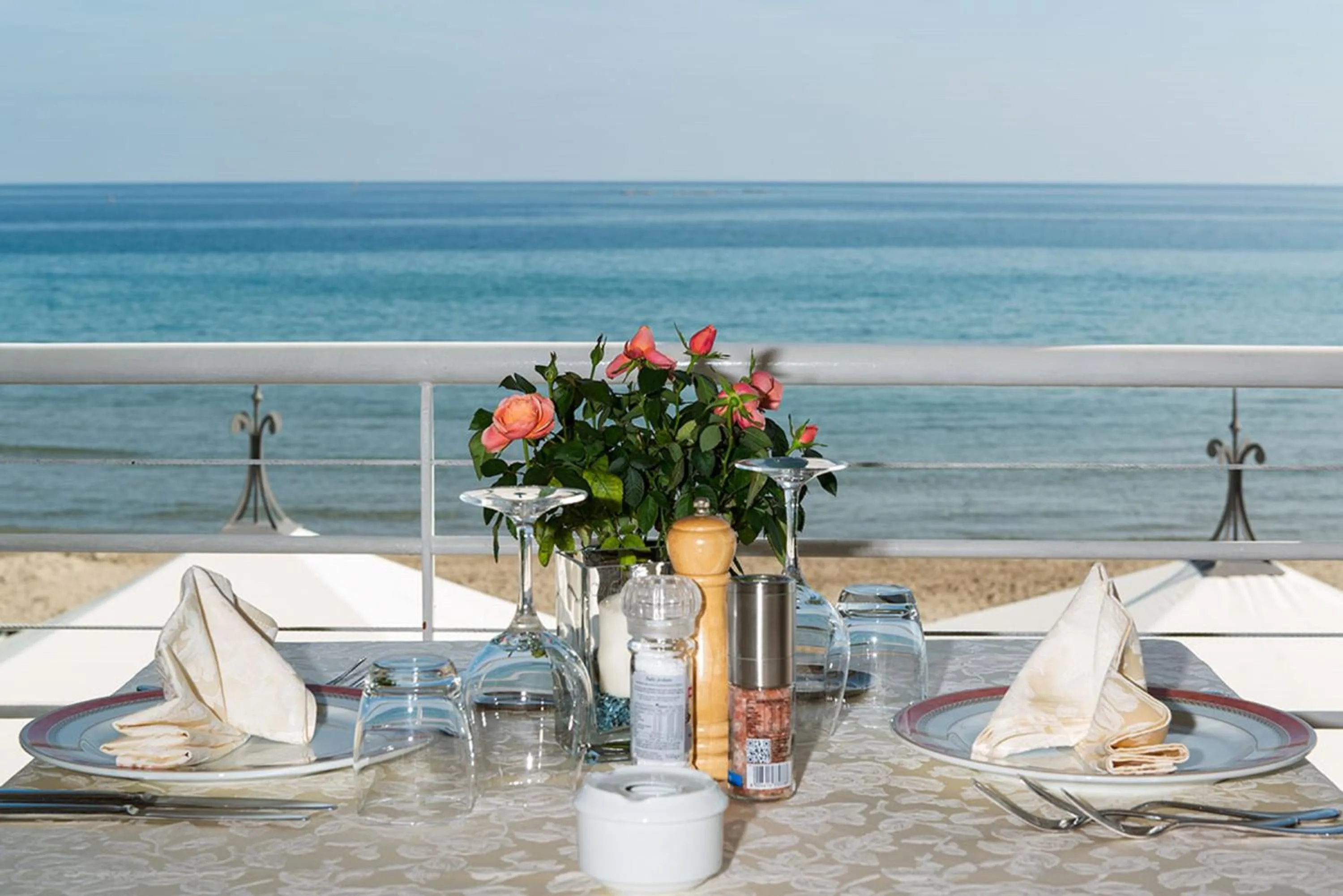 Restaurant/places to eat in Hotel Regina