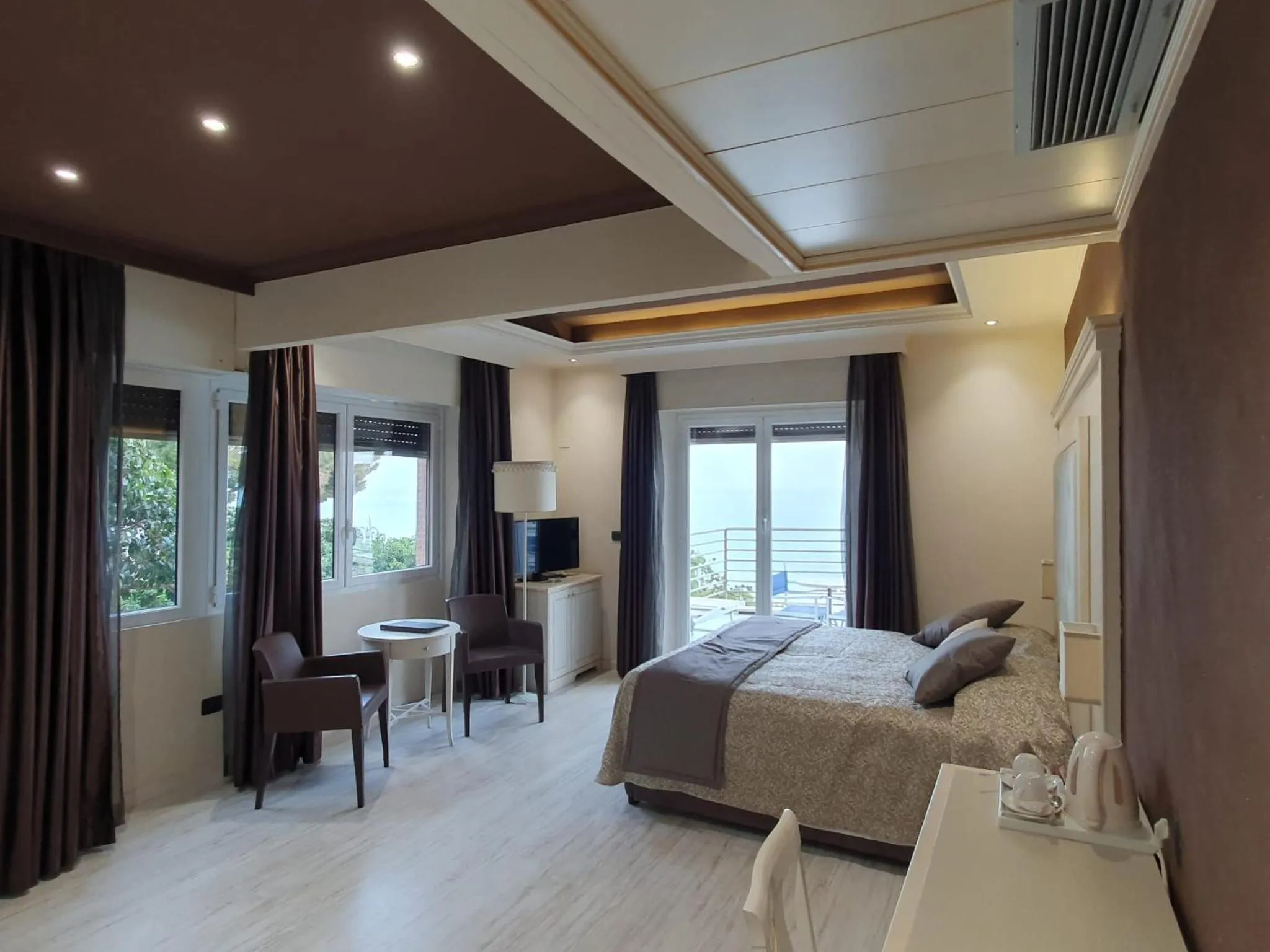 Sea view, Bed in Hotel Regina