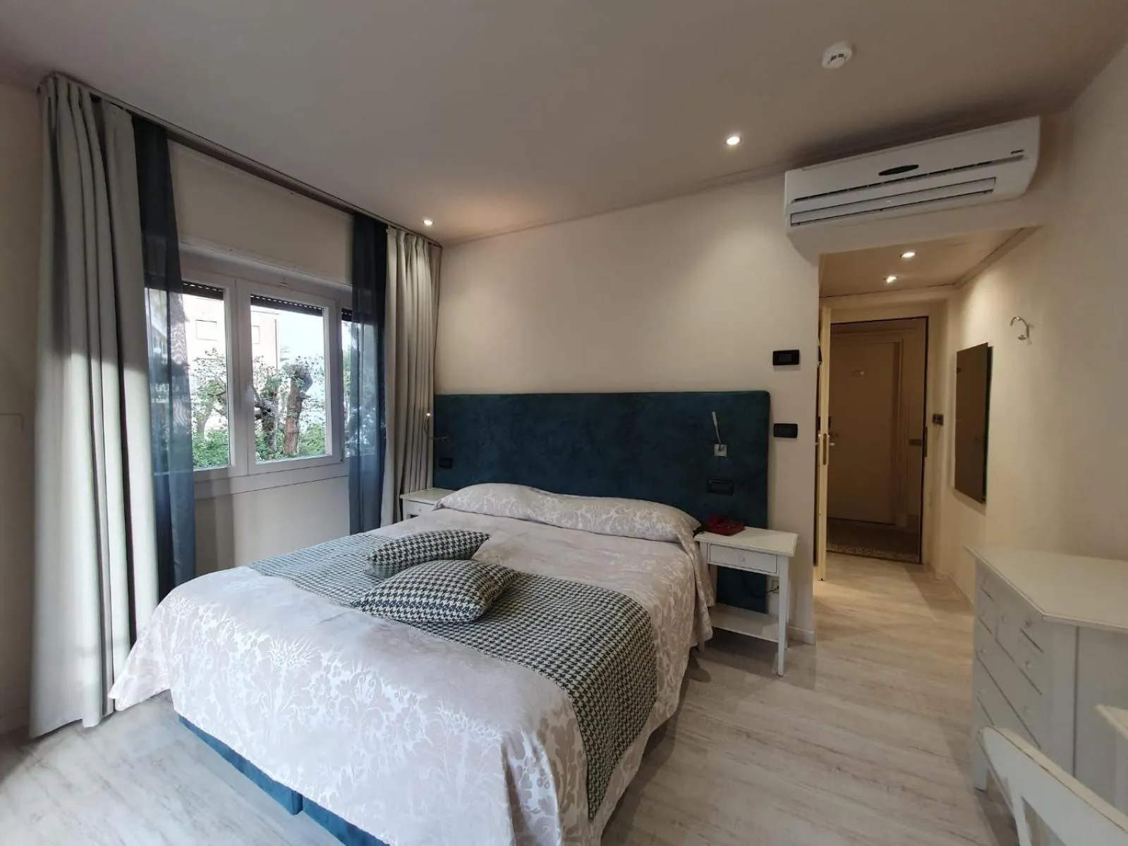 View (from property/room), Bed in Hotel Regina