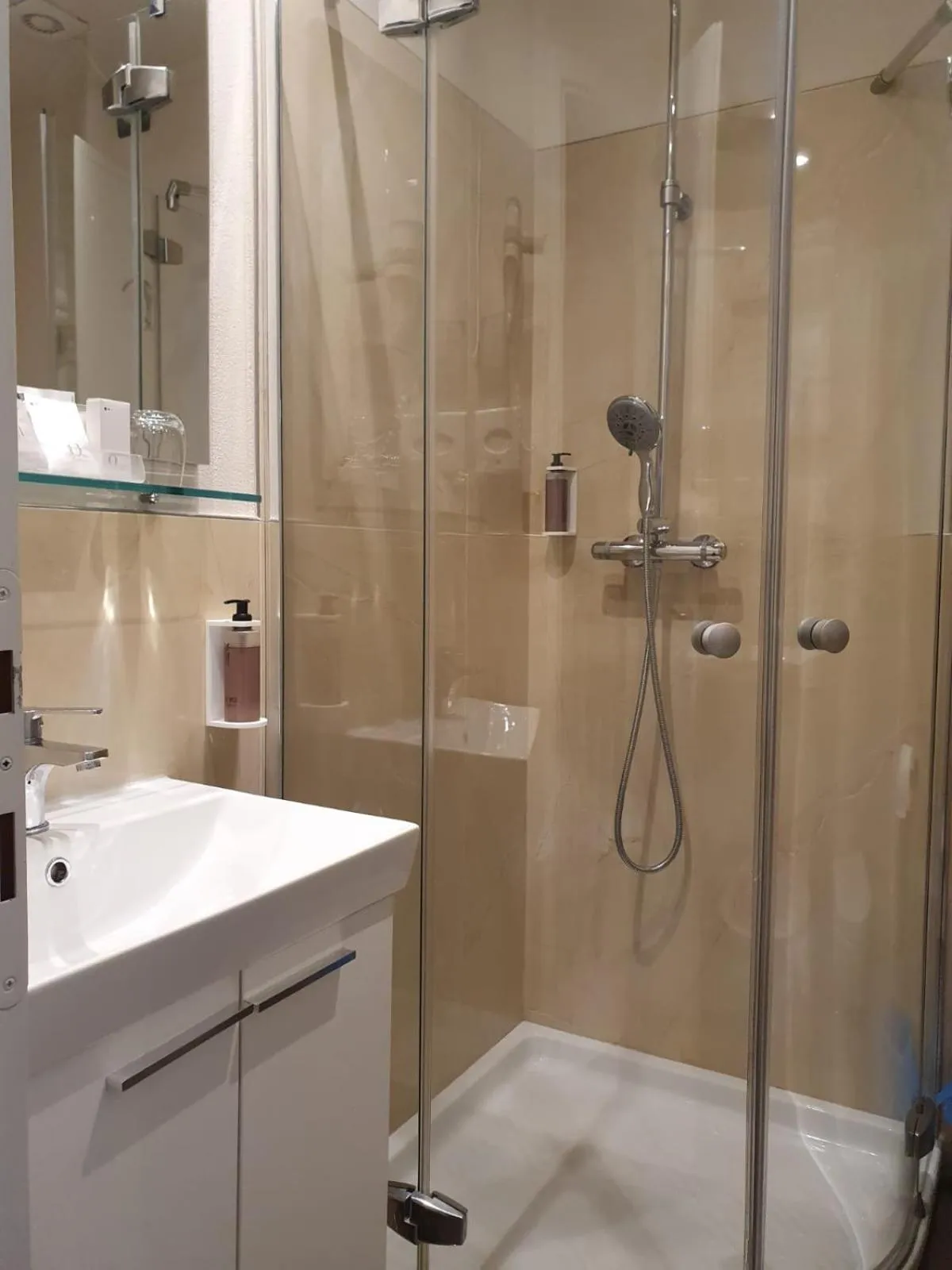 Shower in Hotel Regina