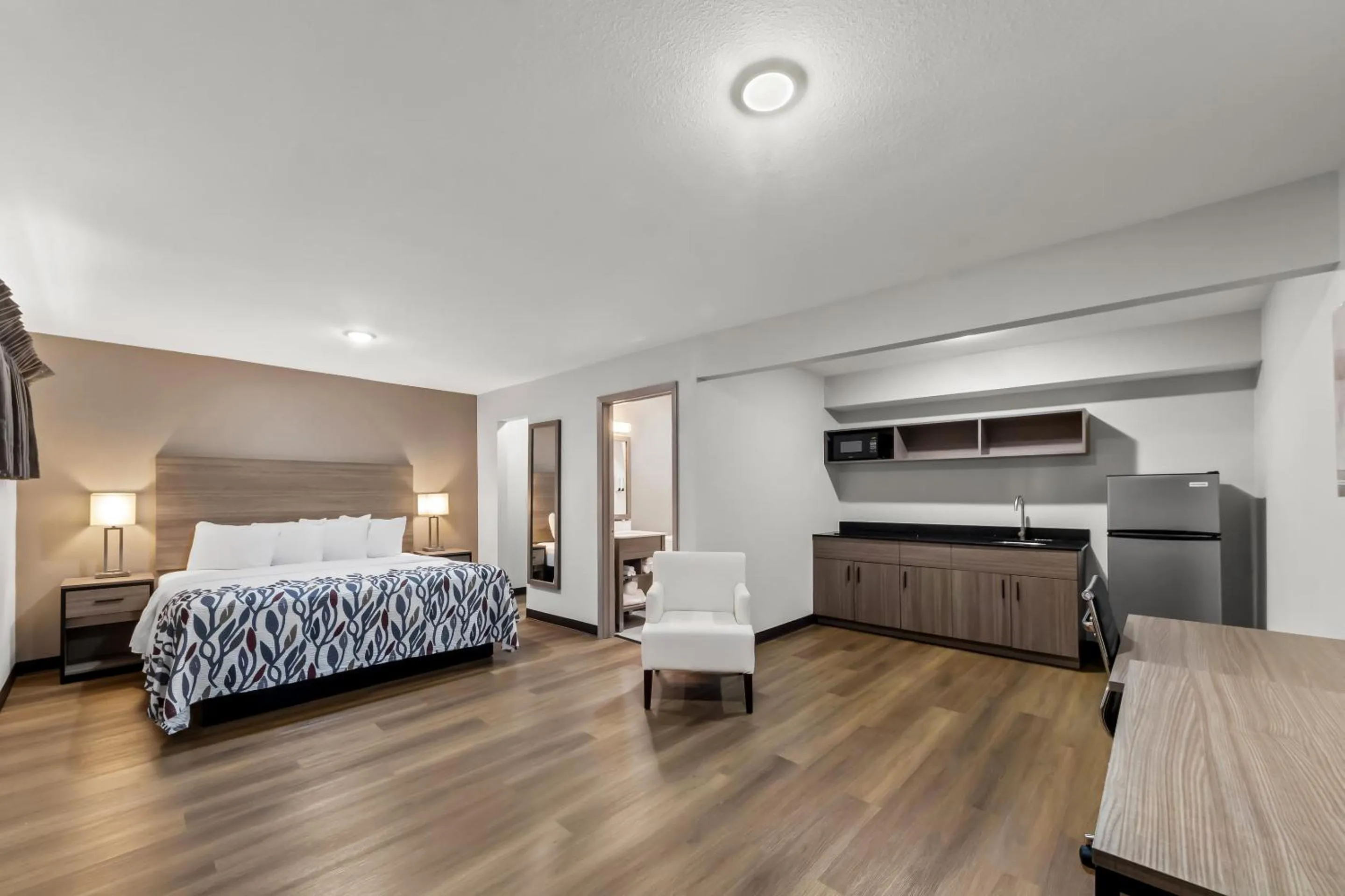 Photo of the whole room, Bed in Red Roof Inn Del Rio