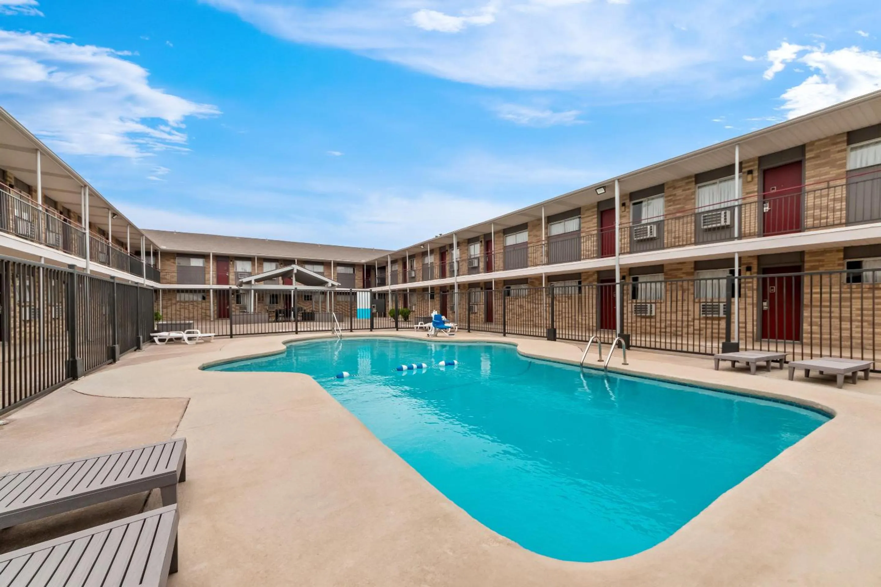 Swimming pool in Red Roof Inn Del Rio