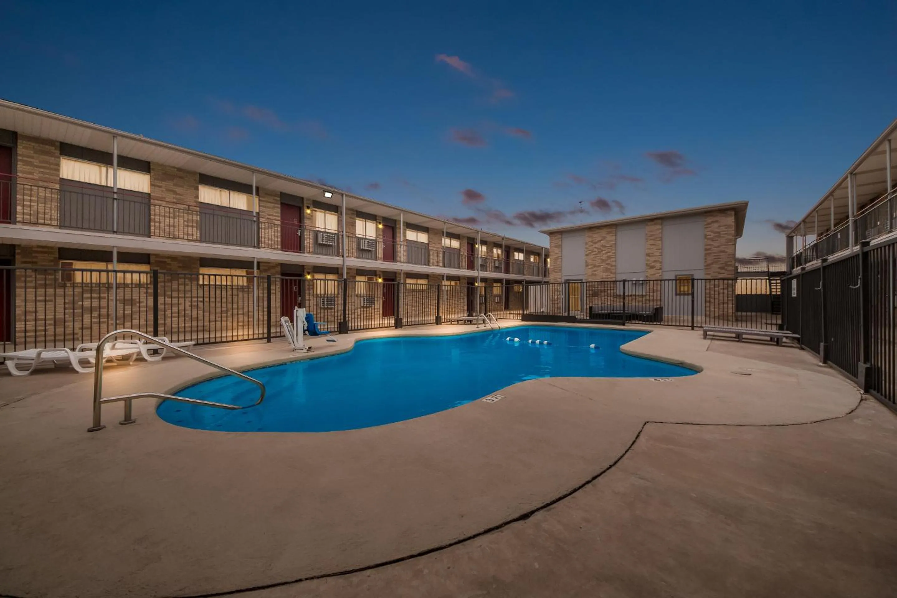 Swimming pool in Red Roof Inn Del Rio