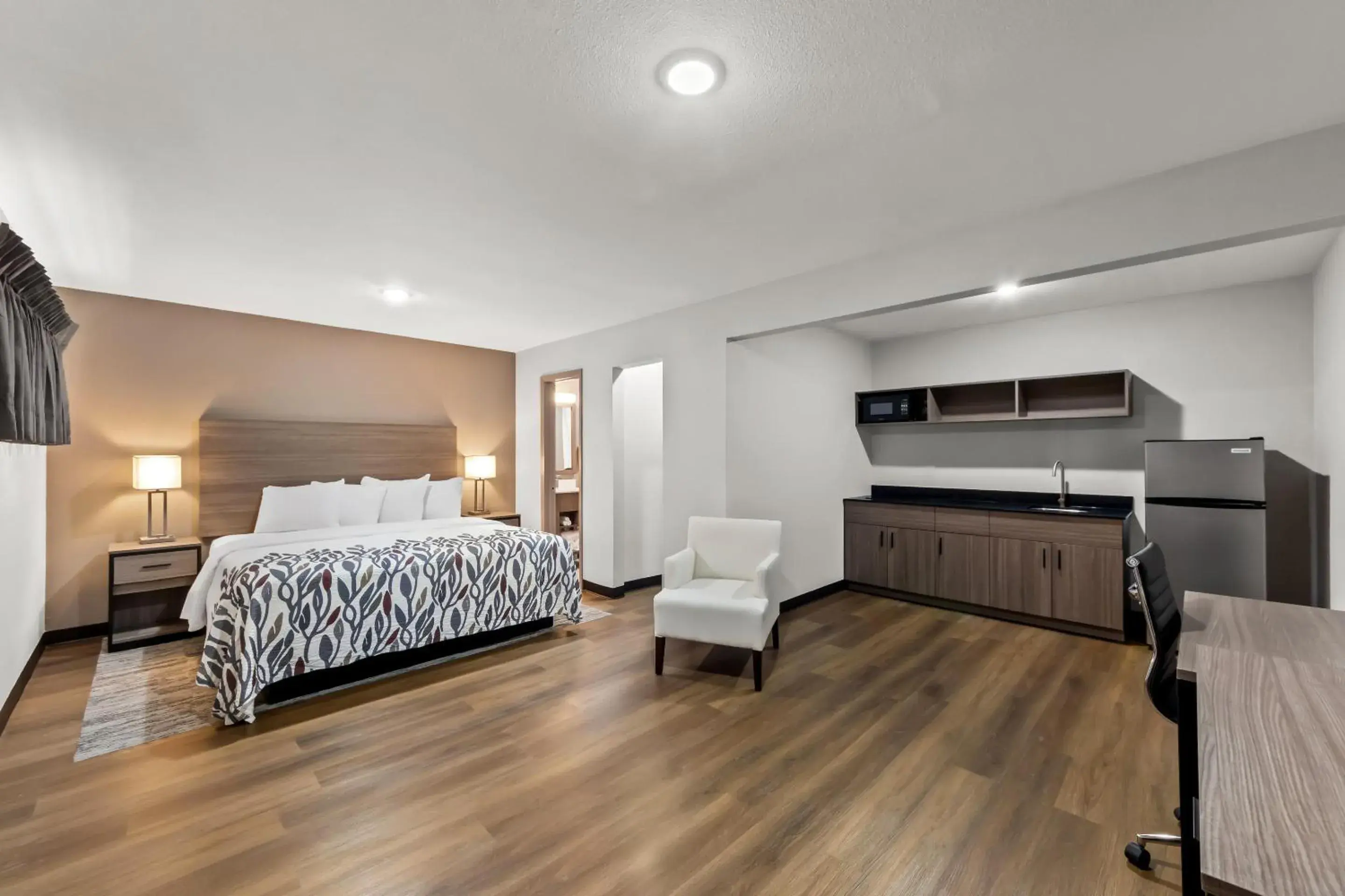 Superior King Room with Kitchenette Non-Smoking in Red Roof Inn Del Rio Superior King Room with Kitchenette Non-Smoking in Red Roof Inn Del Rio