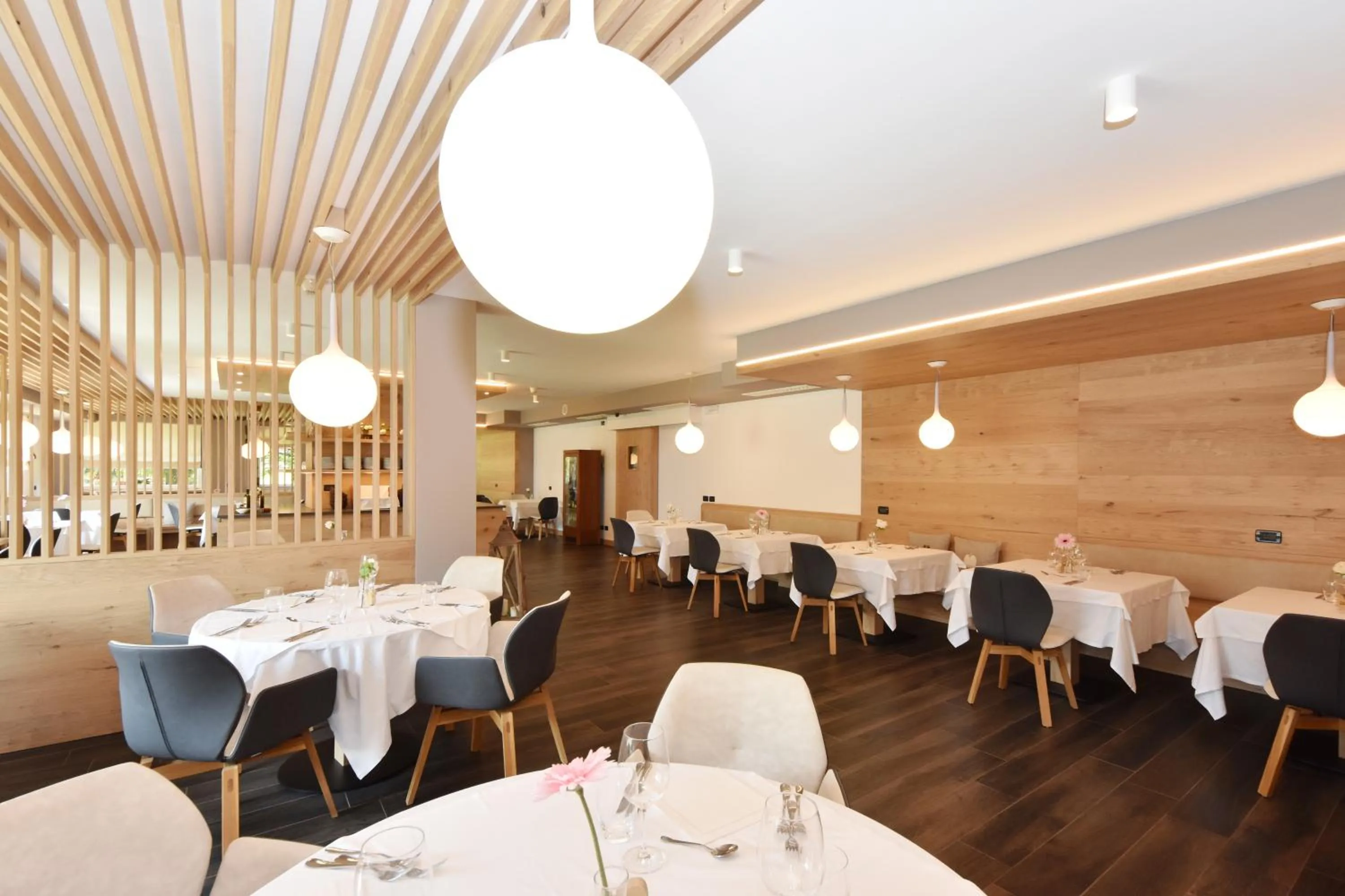 Restaurant/places to eat in X Alp Hotel