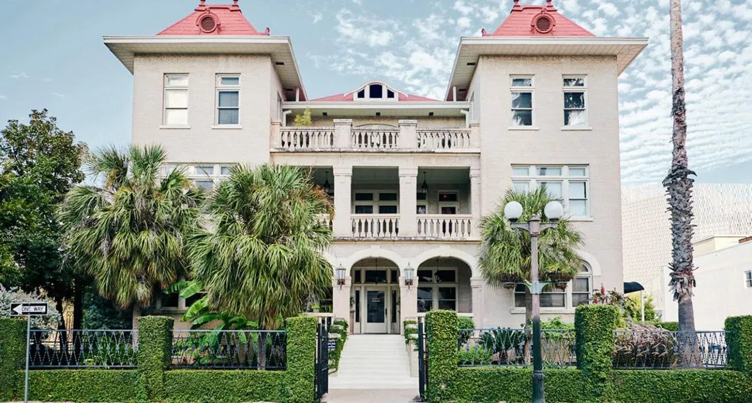 Facade/entrance in Hotel Havana Facade/entrance in Hotel Havana