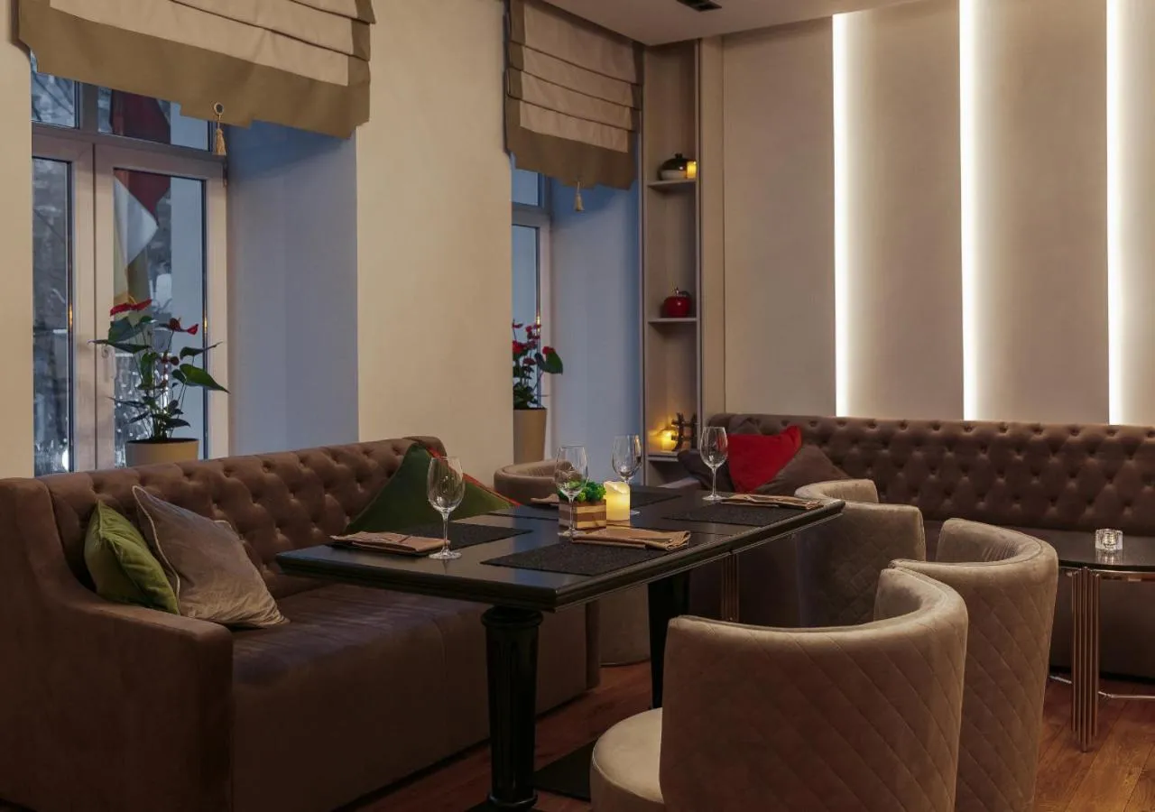 Restaurant/places to eat in Continental Hotel