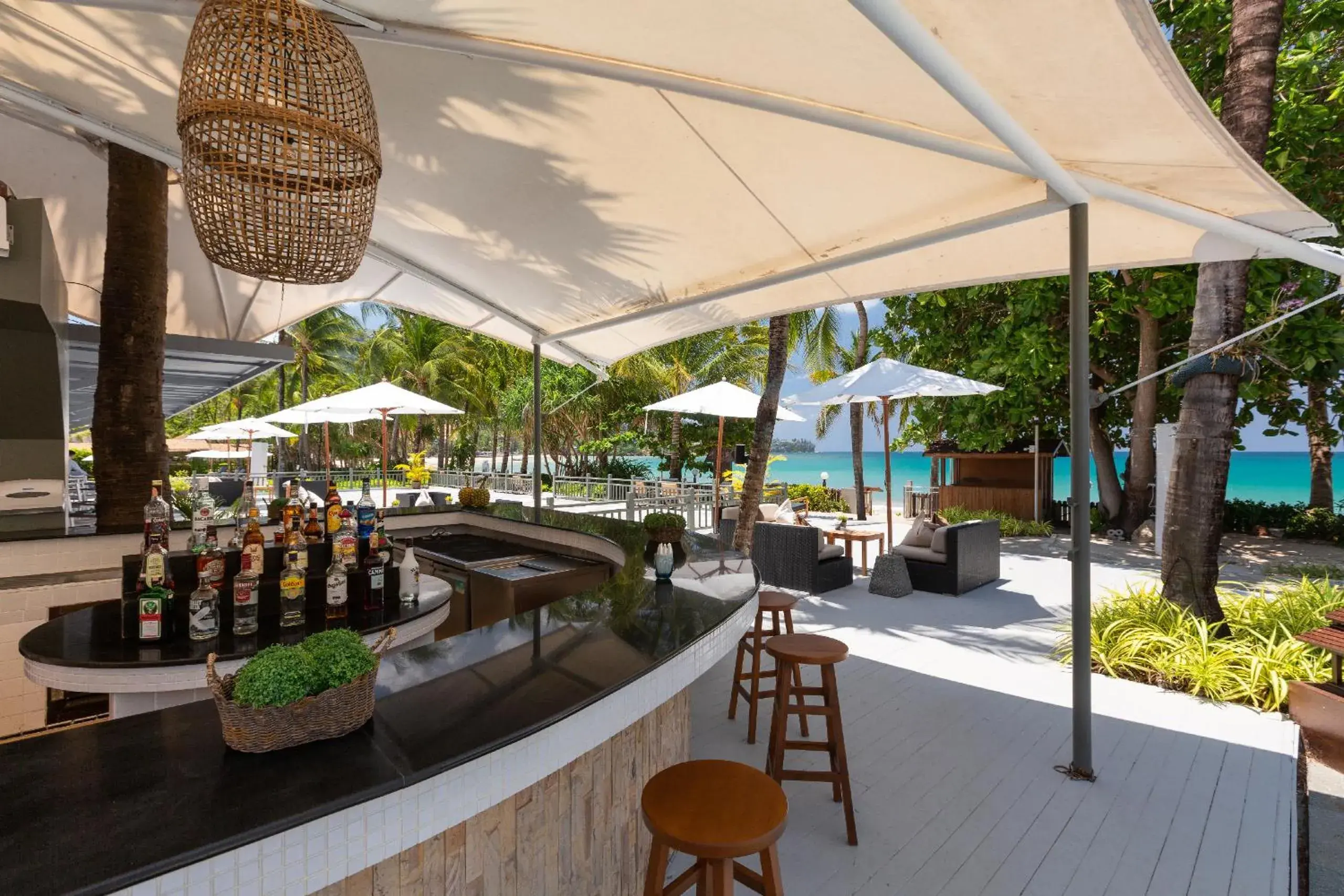 Lounge or bar in Sunprime Kamala Beach Lounge or bar in Sunprime Kamala Beach