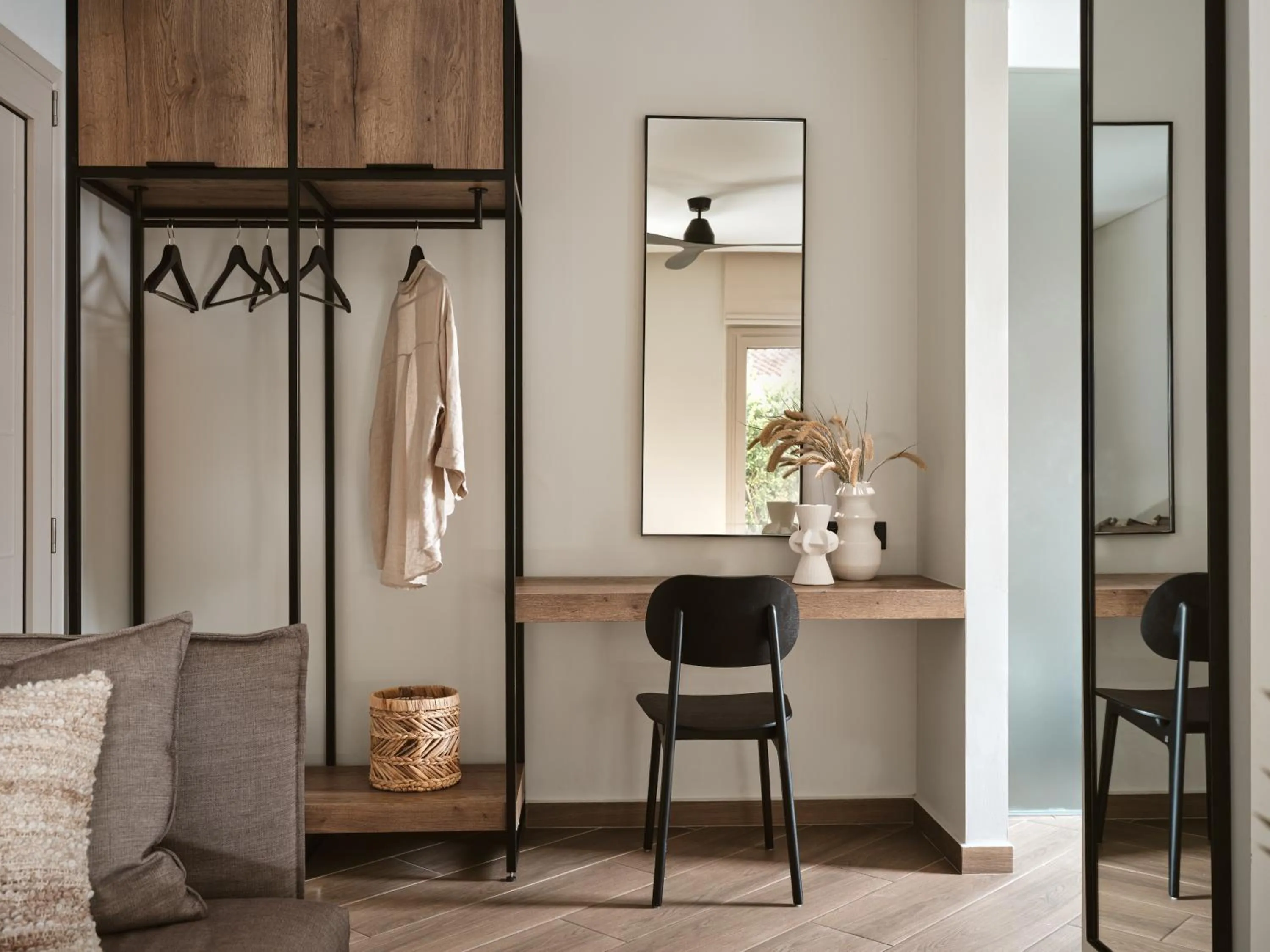 wardrobe in Cactus Hotel