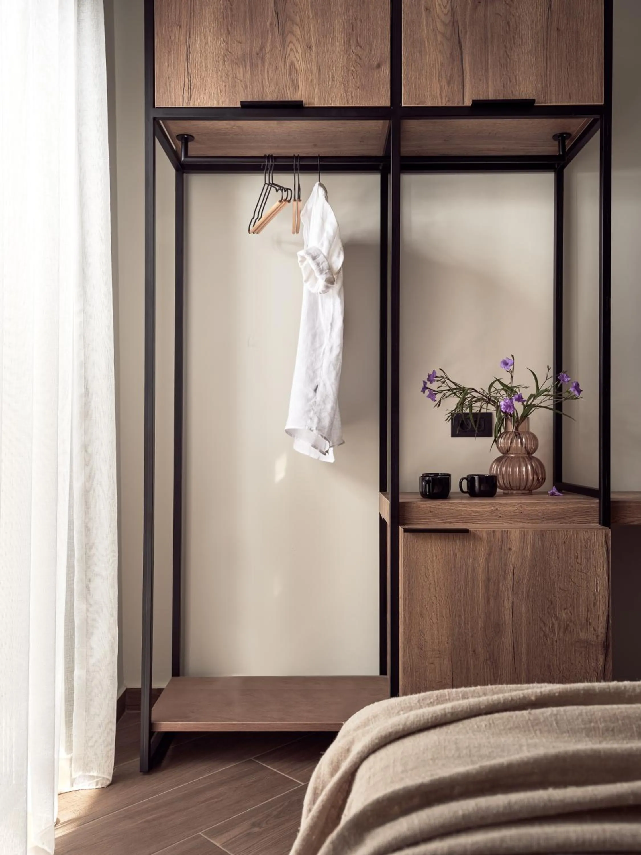 wardrobe, Bed in Cactus Hotel