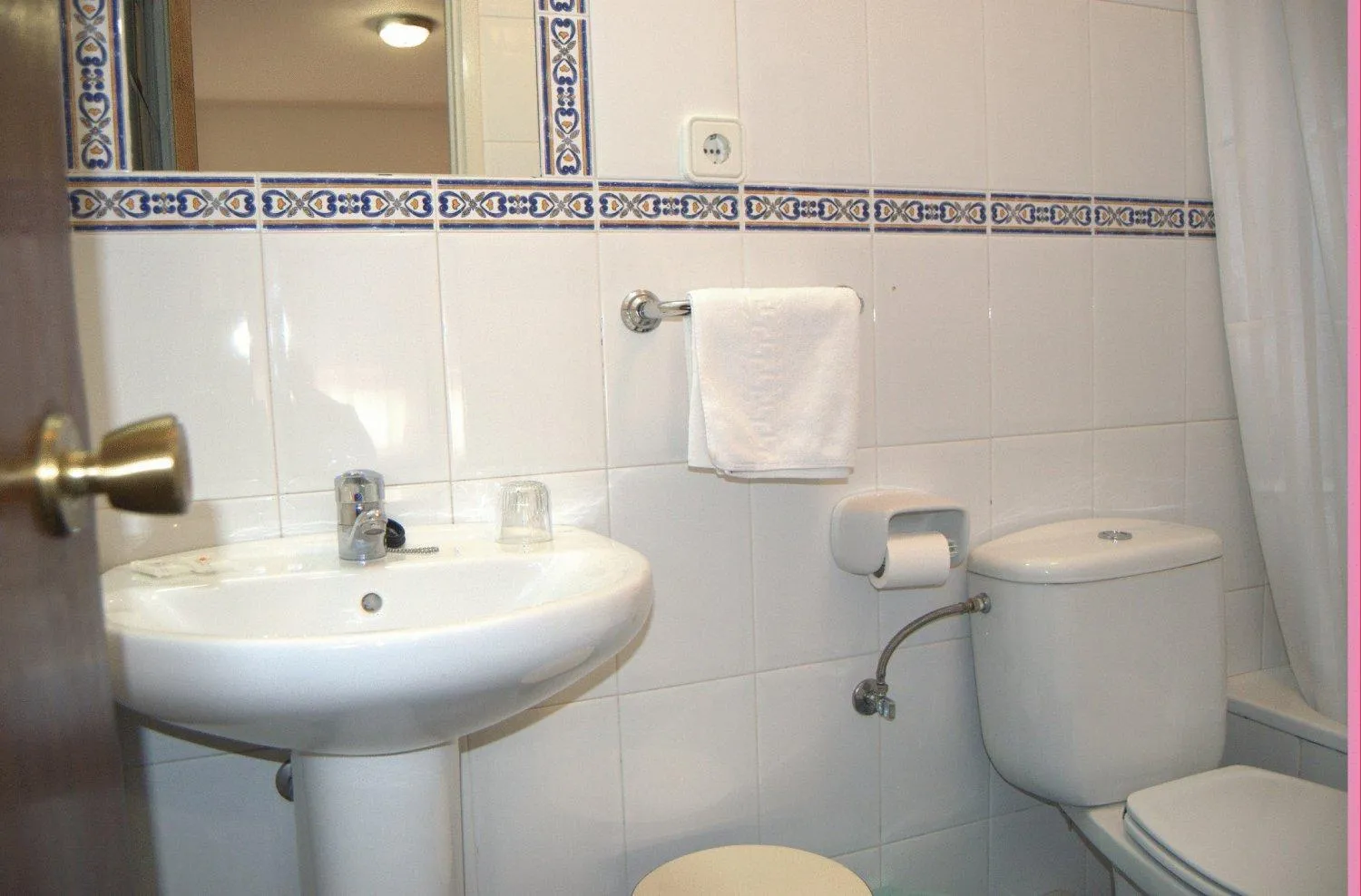 Toilet in Hostal Liebana