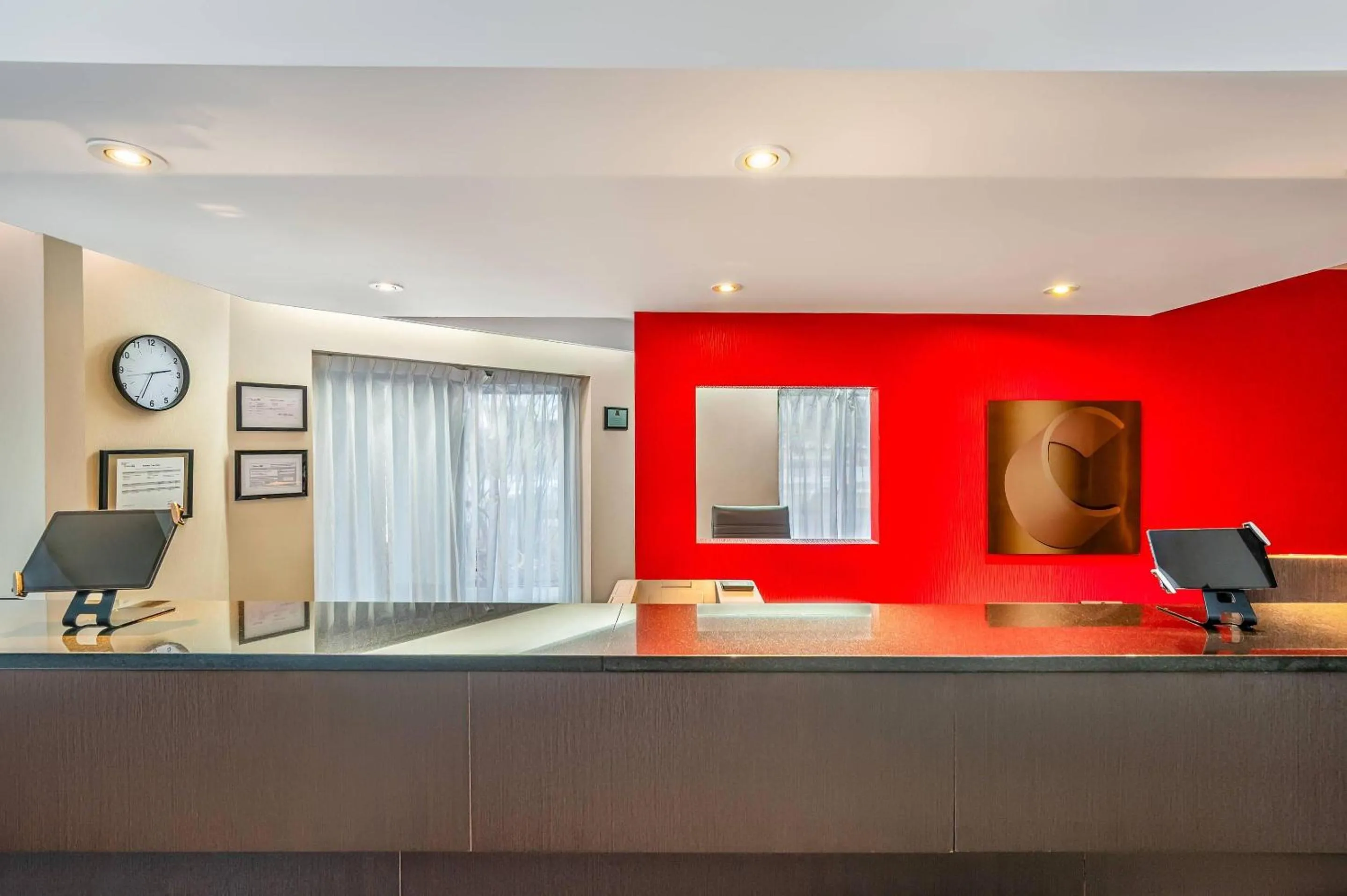 Lobby or reception in Comfort Inn Airport East