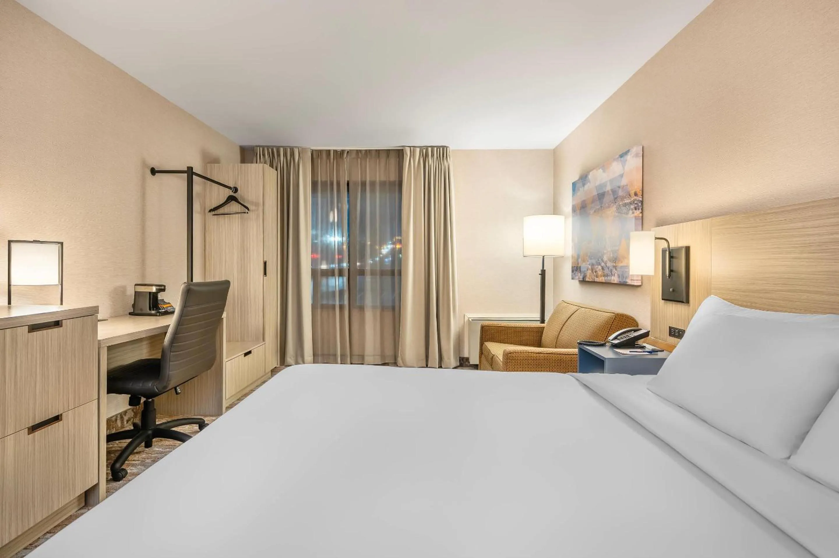 Bedroom, Bed in Comfort Inn Airport East