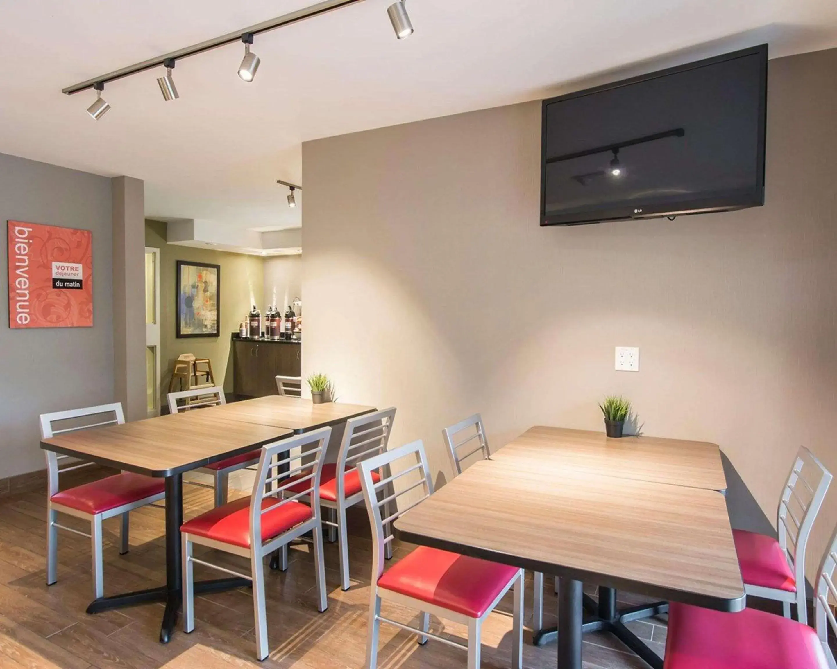 Breakfast in Comfort Inn Airport East Breakfast in Comfort Inn Airport East