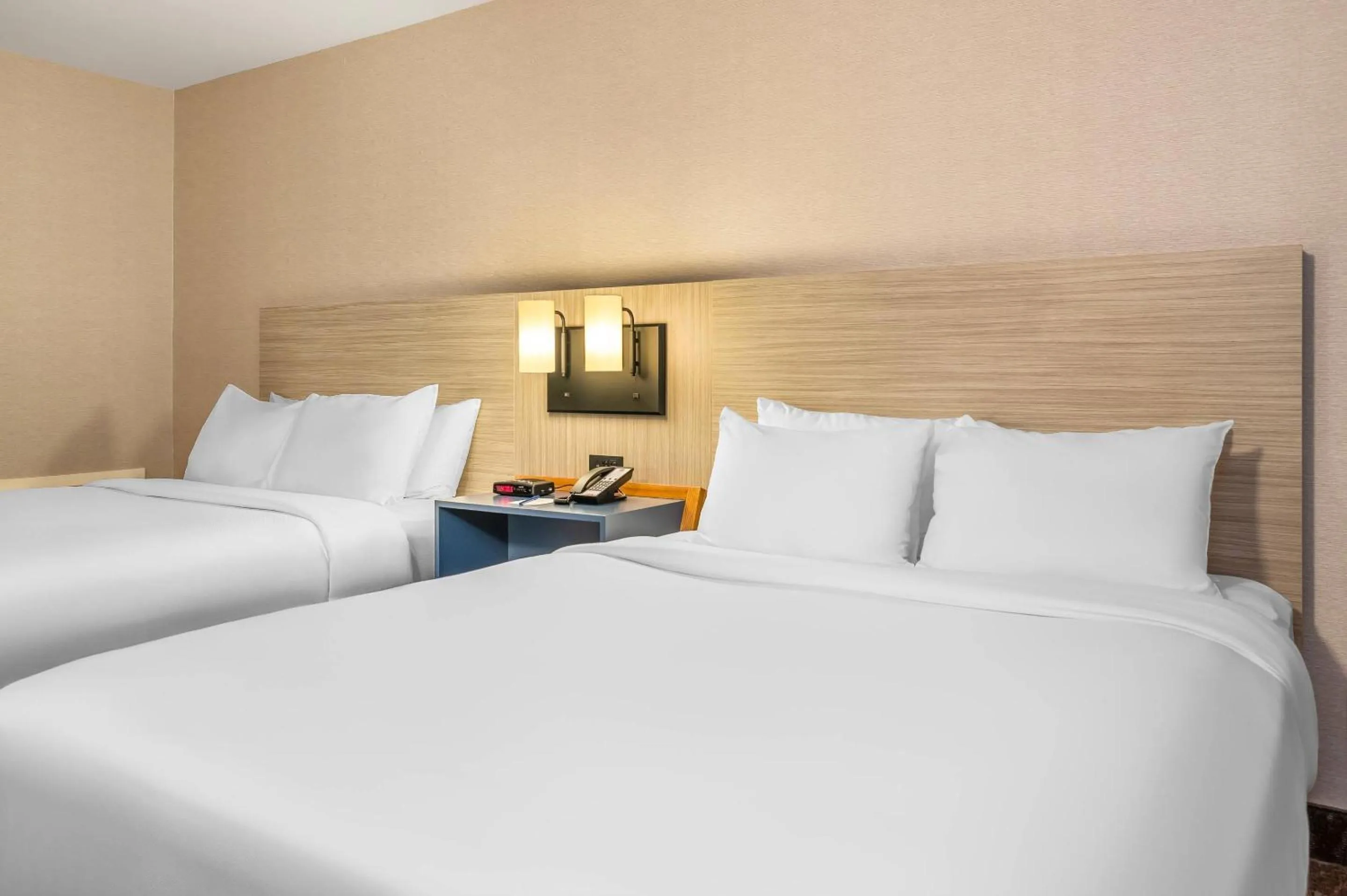 Bedroom, Bed in Comfort Inn Airport East