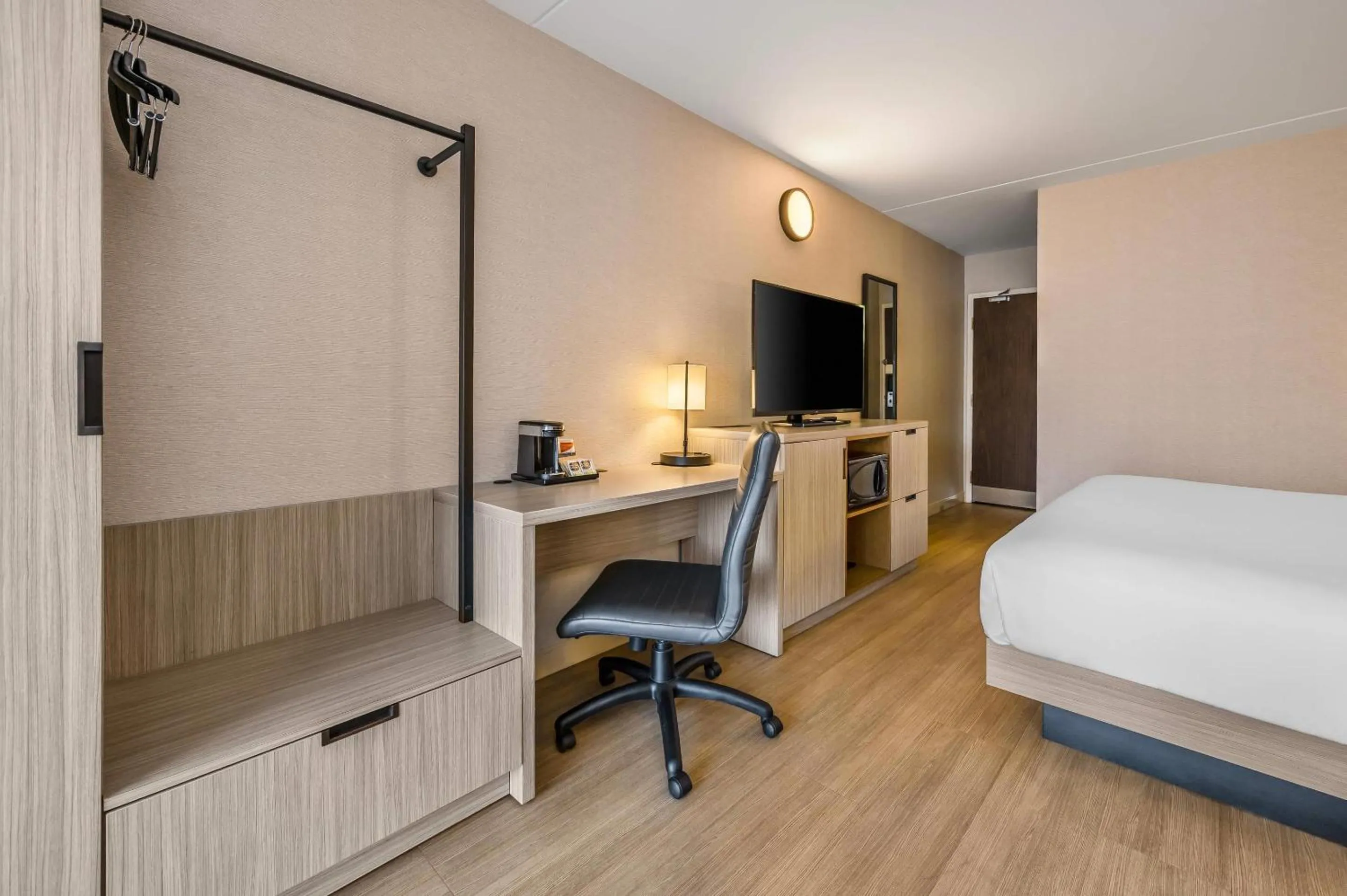 Bedroom, Bed in Comfort Inn Airport East