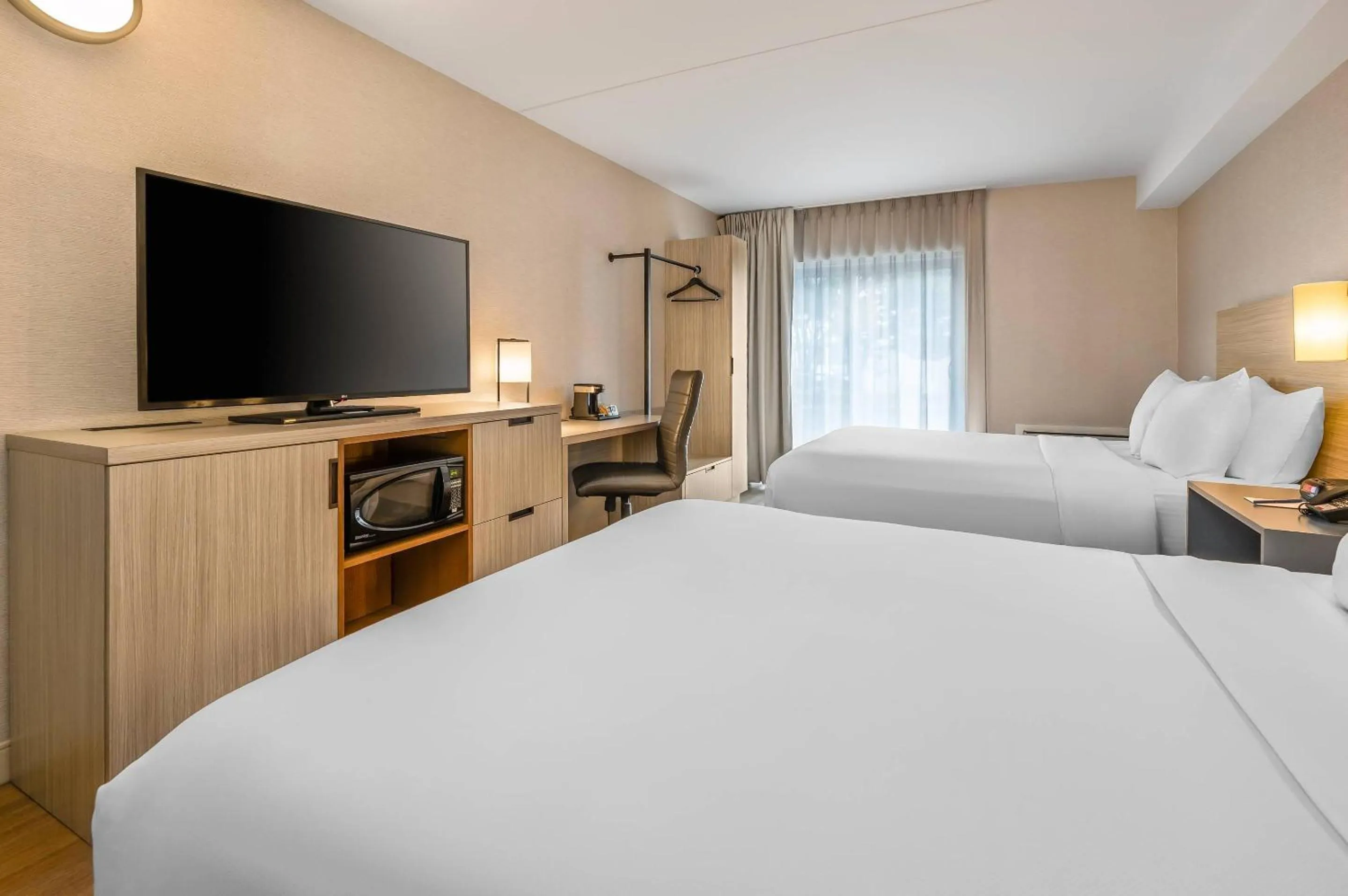 Bedroom, Bed in Comfort Inn Airport East