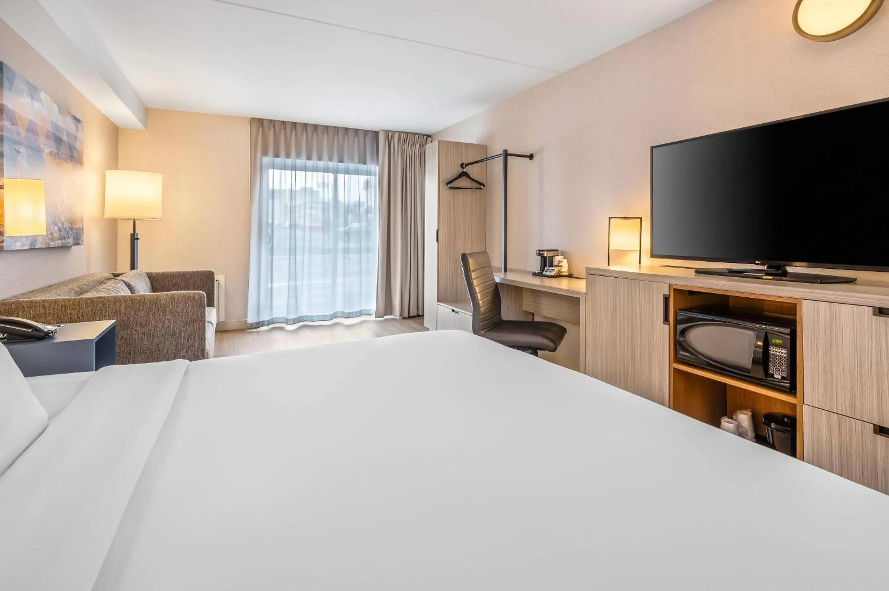 Bedroom, Bed in Comfort Inn Airport East