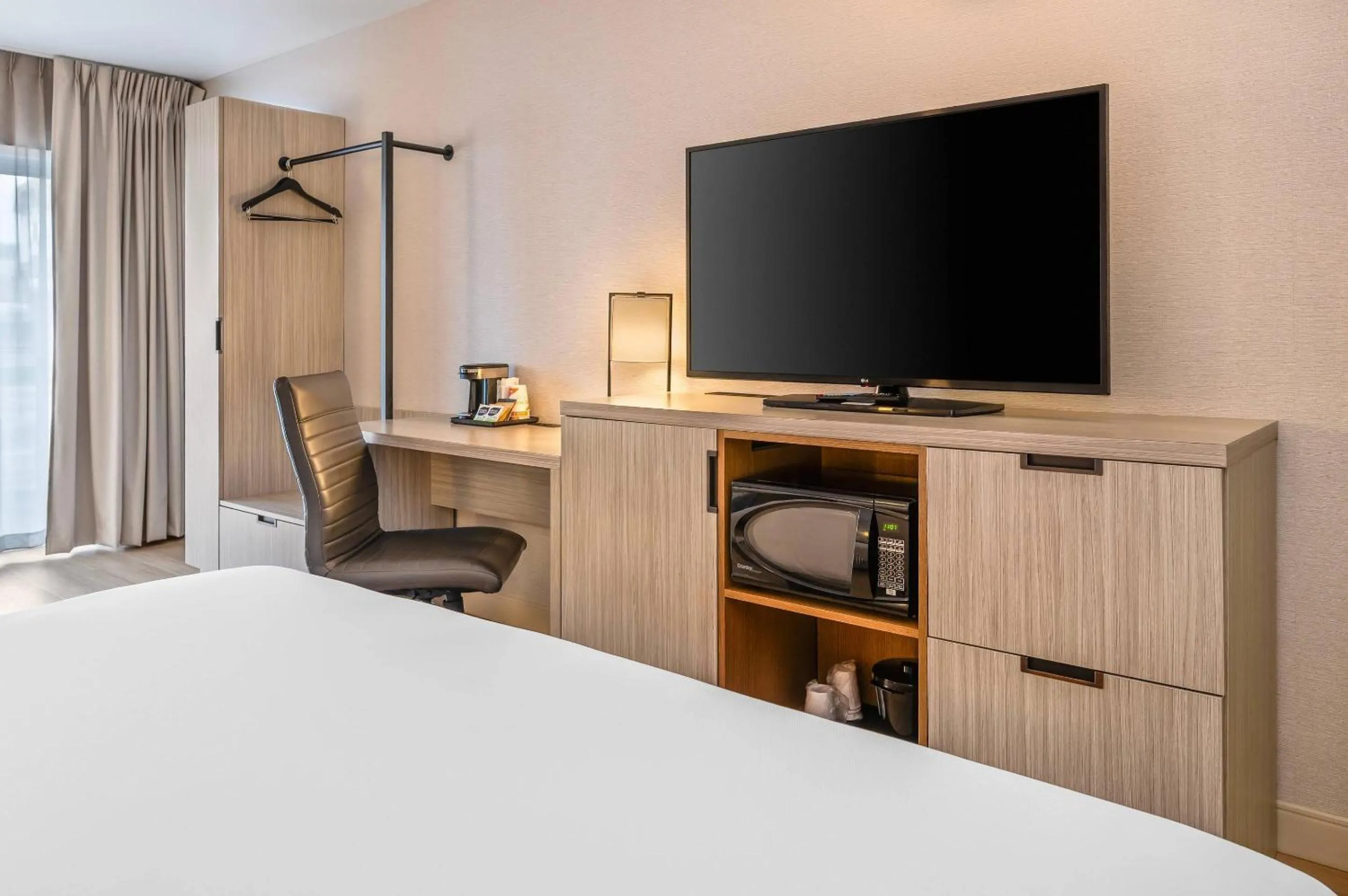 Bedroom, Bed in Comfort Inn Airport East