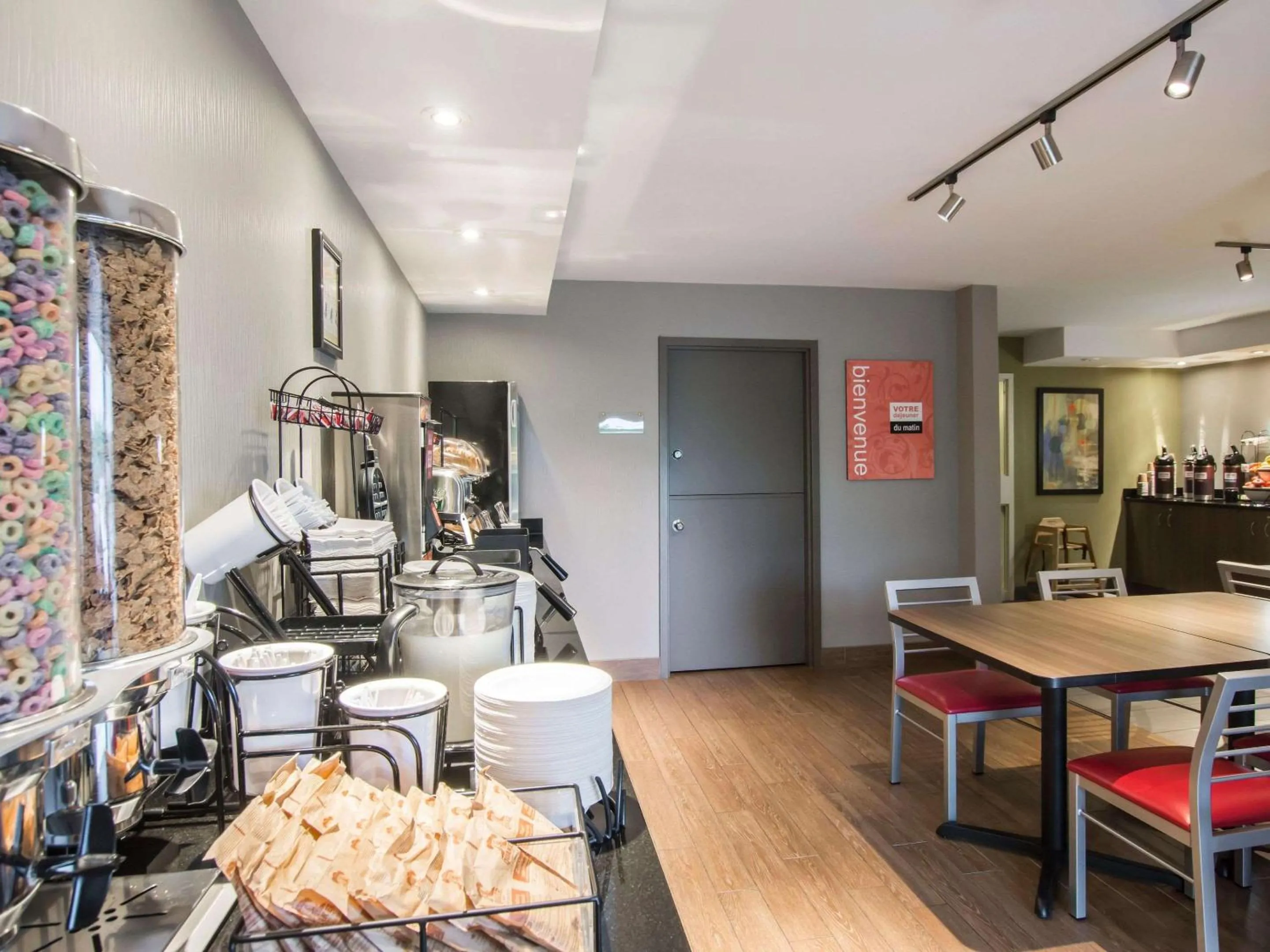 Breakfast in Comfort Inn Airport East