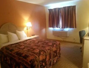 Bed in Sunset Inn & Suites