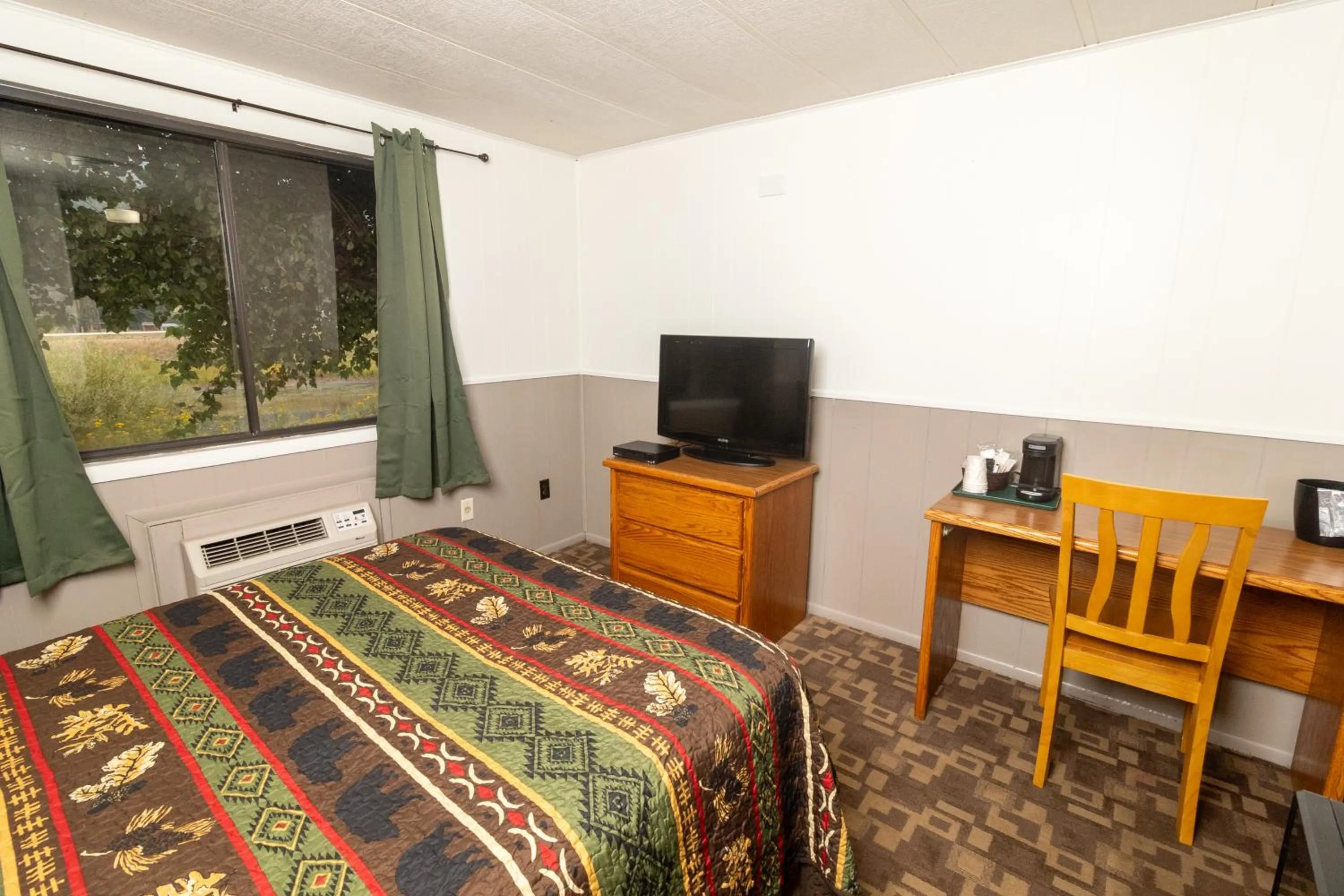 Bed in The Lodge at Lolo Hot Springs