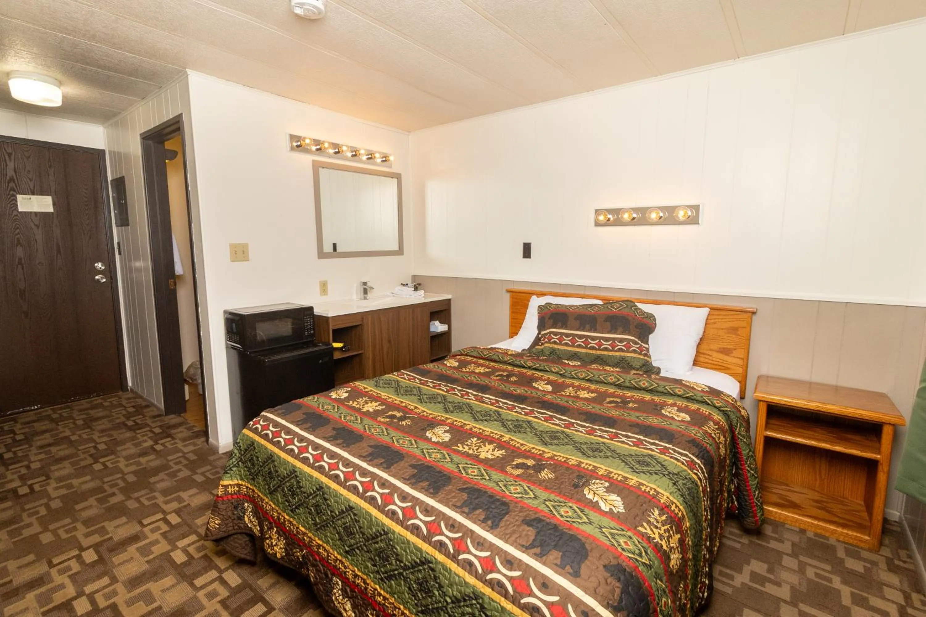 Bed in The Lodge at Lolo Hot Springs