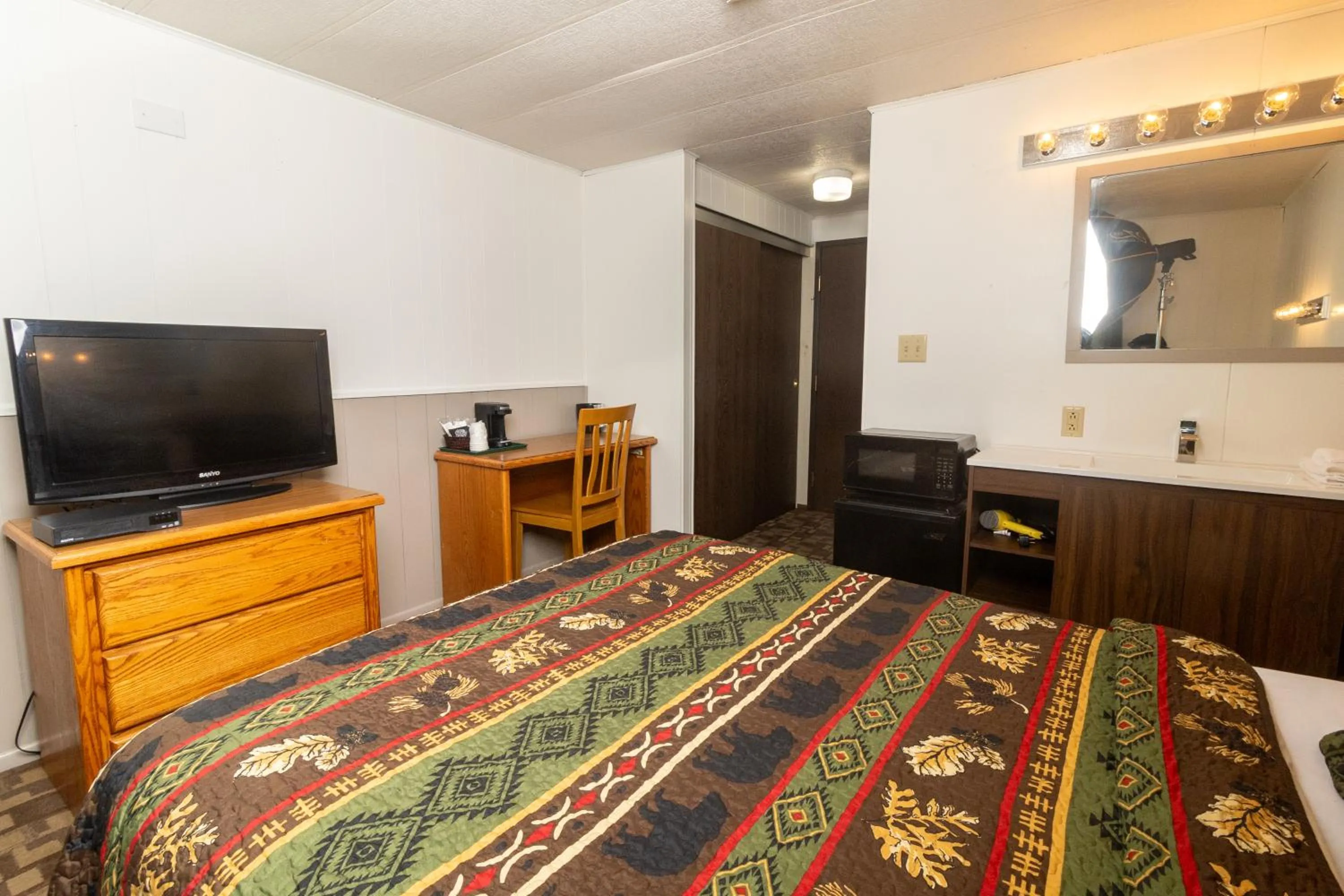 Bed in The Lodge at Lolo Hot Springs