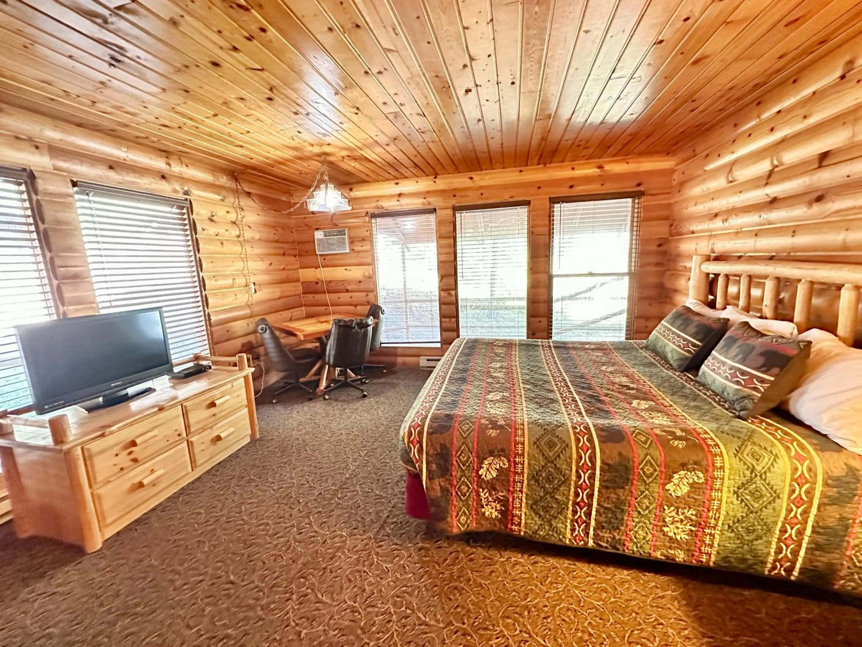 Bed in The Lodge at Lolo Hot Springs