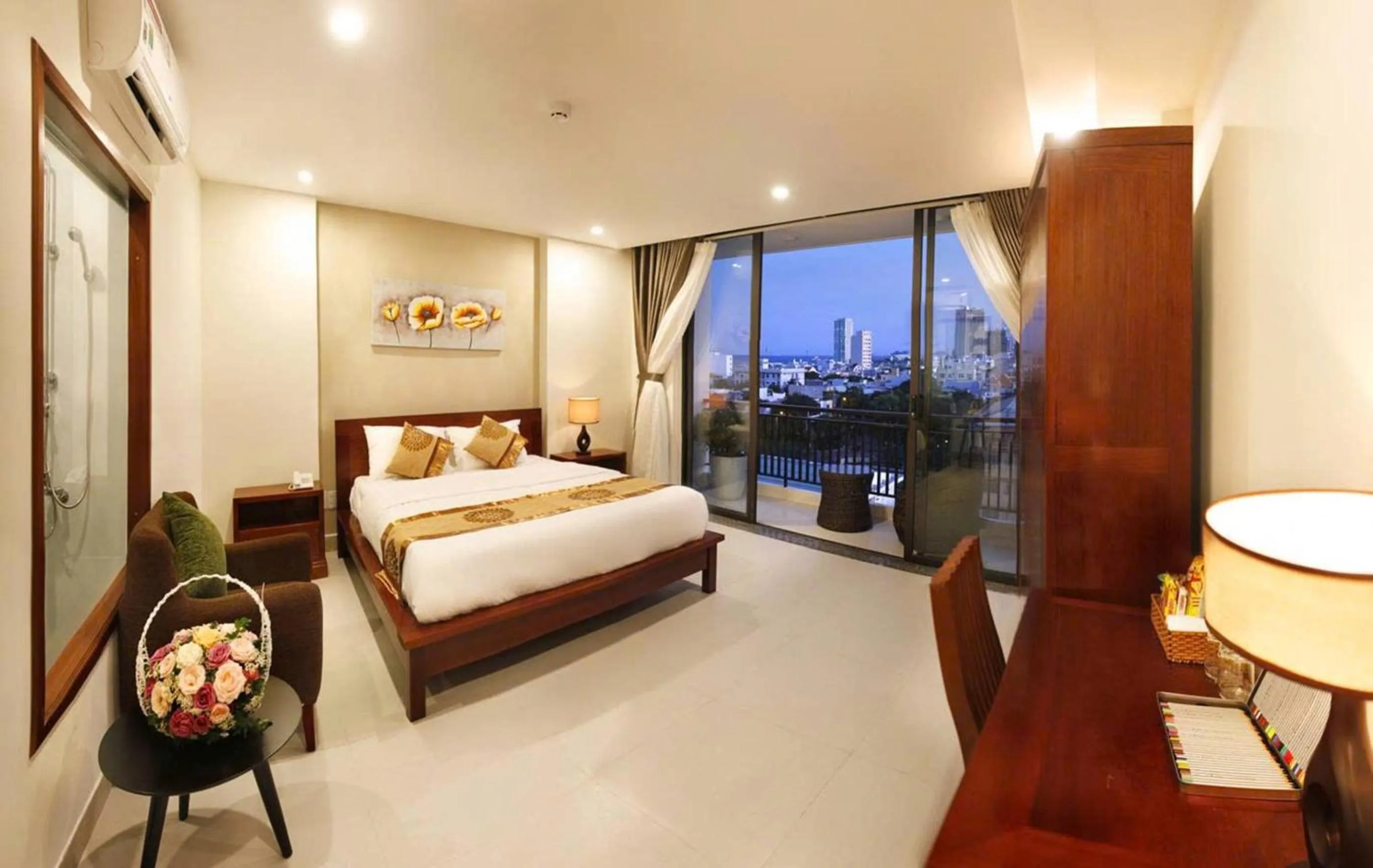 View (from property/room), Bed in Son Tra Green Hotel & Apartment