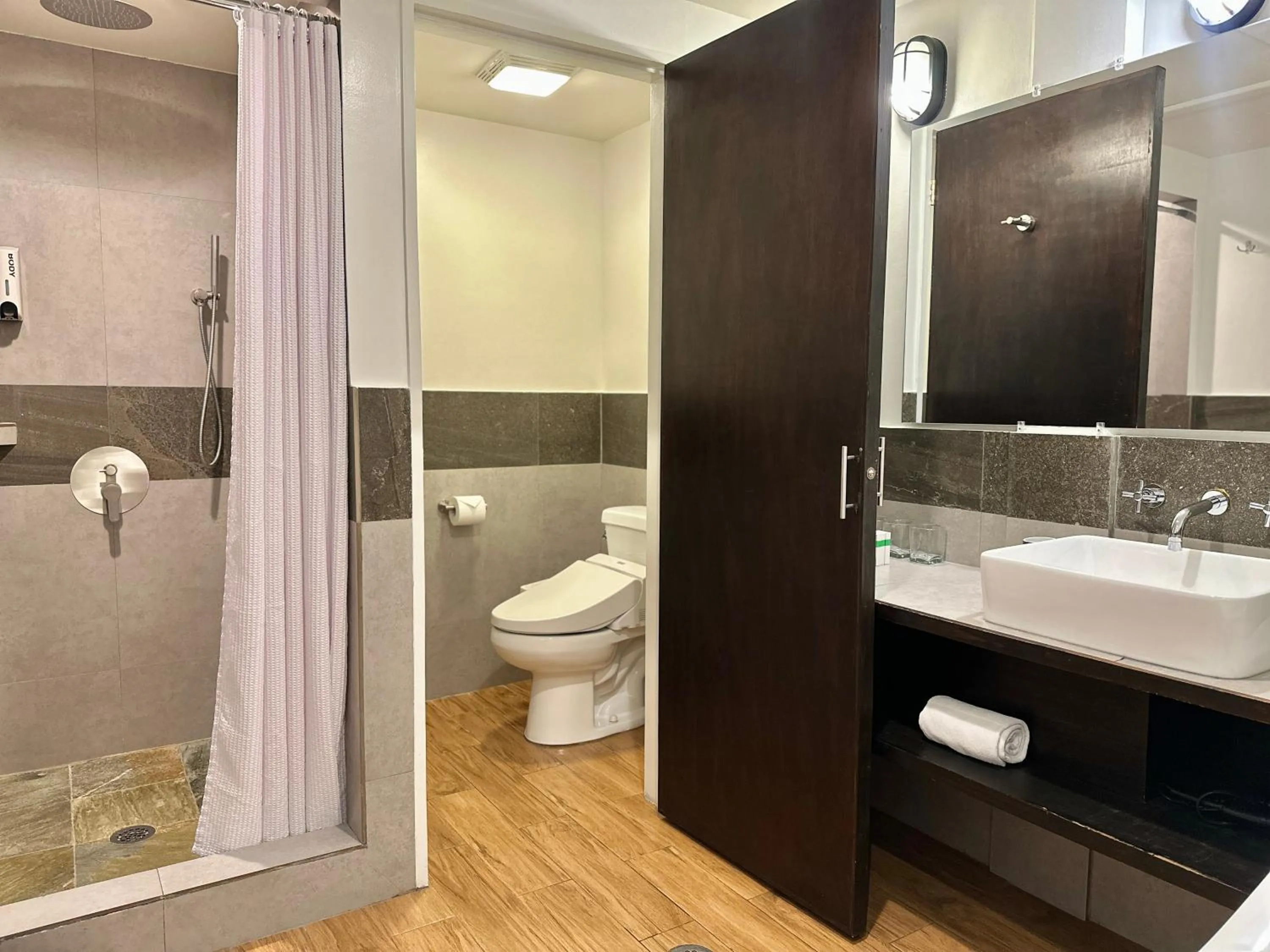 Toilet in Palau Central Hotel