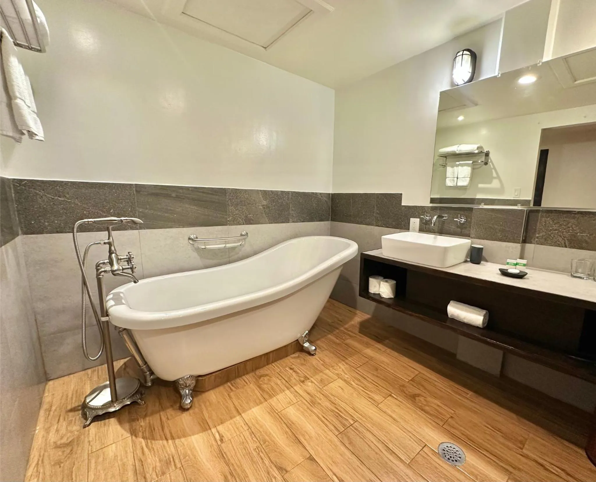 Bath in Palau Central Hotel