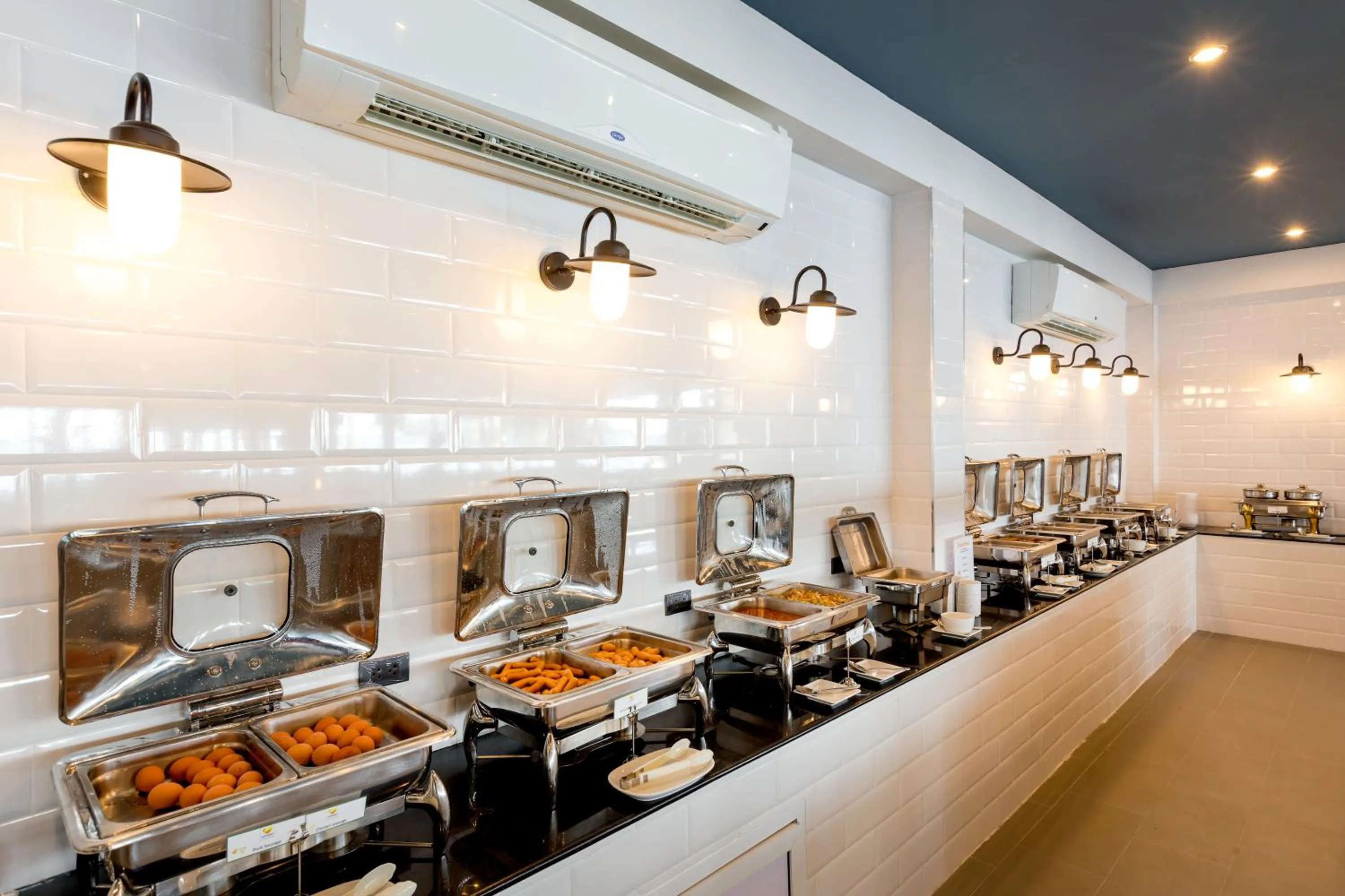 Buffet breakfast in Sunwing Bangtao Beach