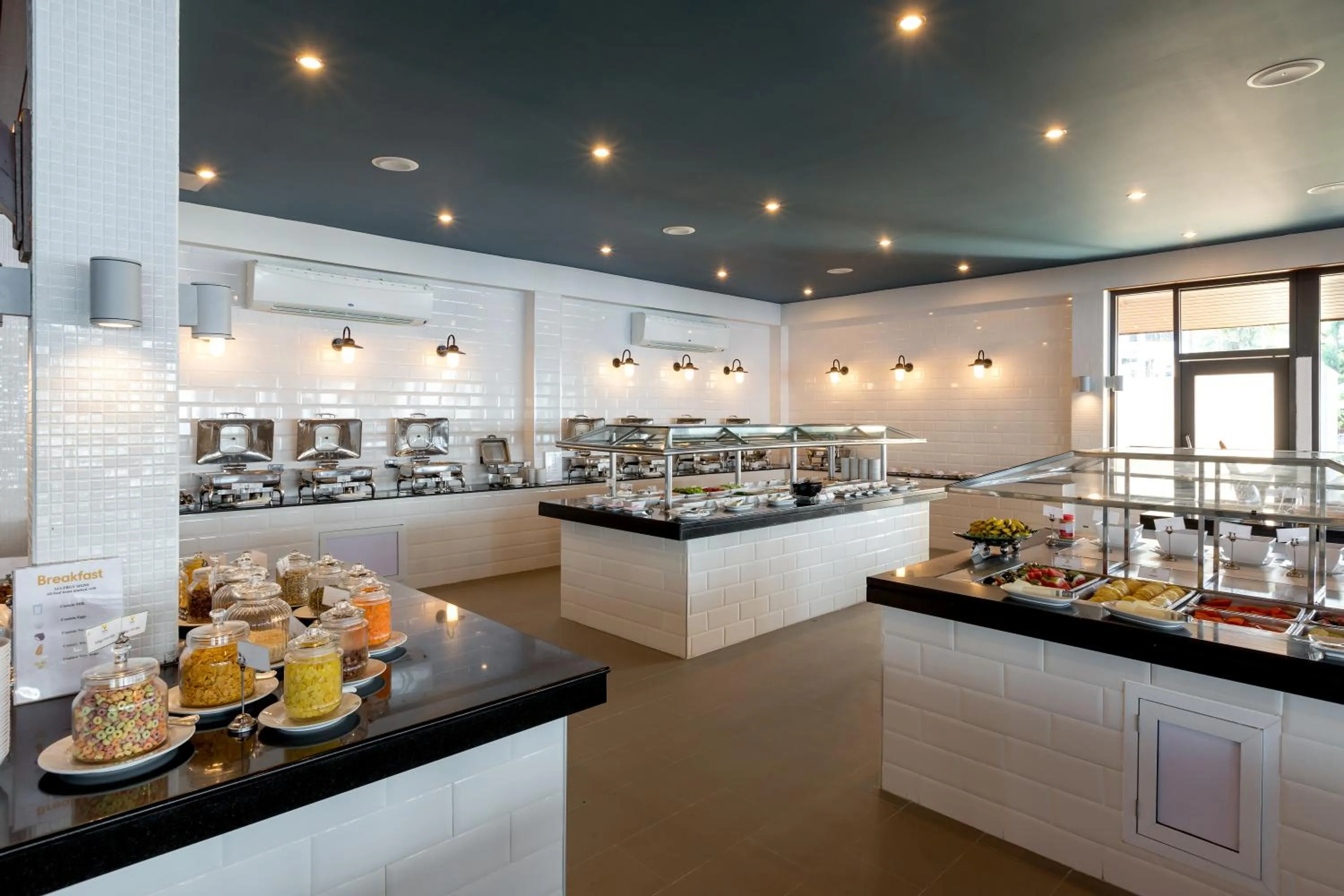 Buffet breakfast in Sunwing Bangtao Beach