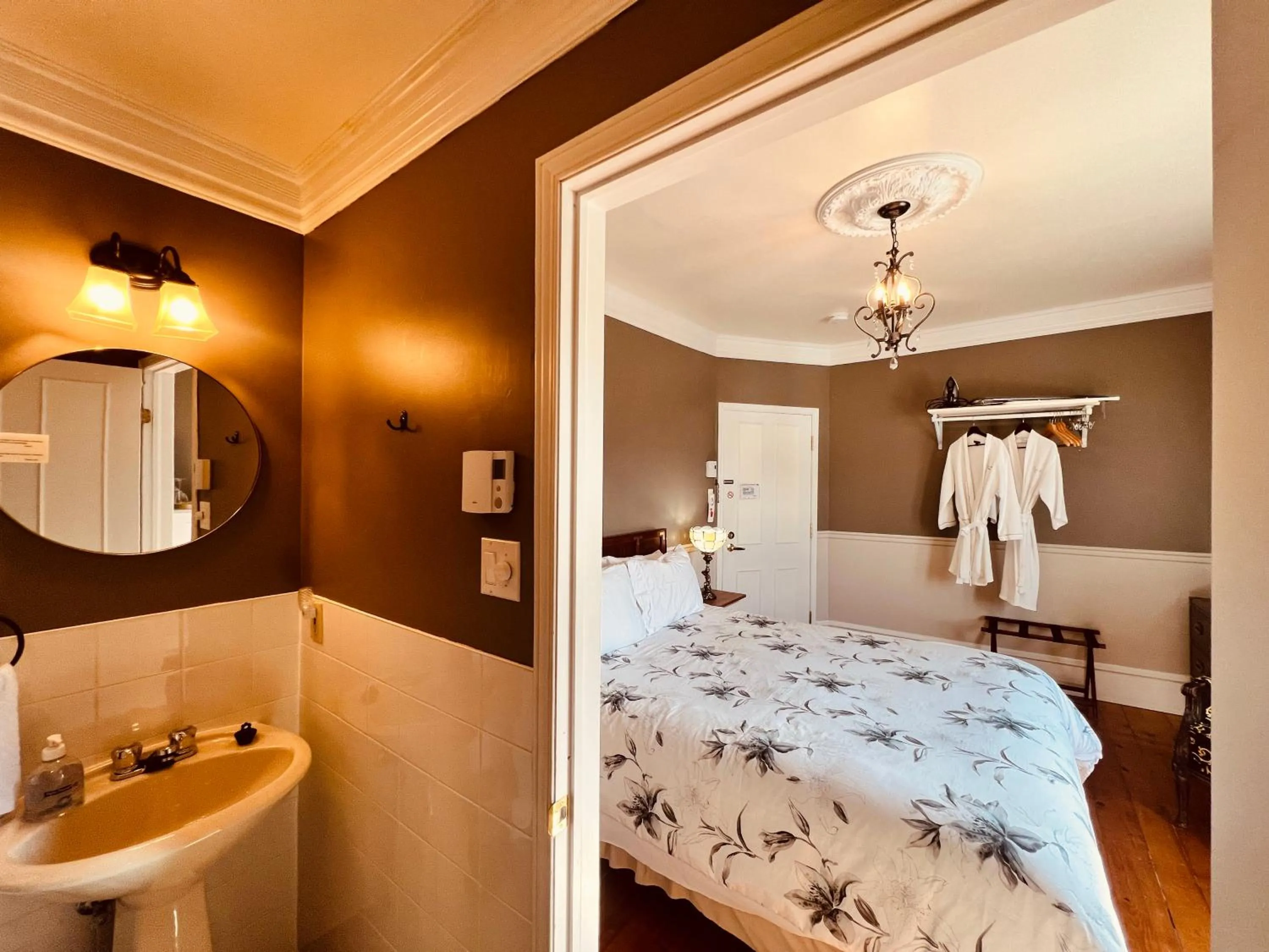 Bathroom, Bed in Le Chateau du Lac