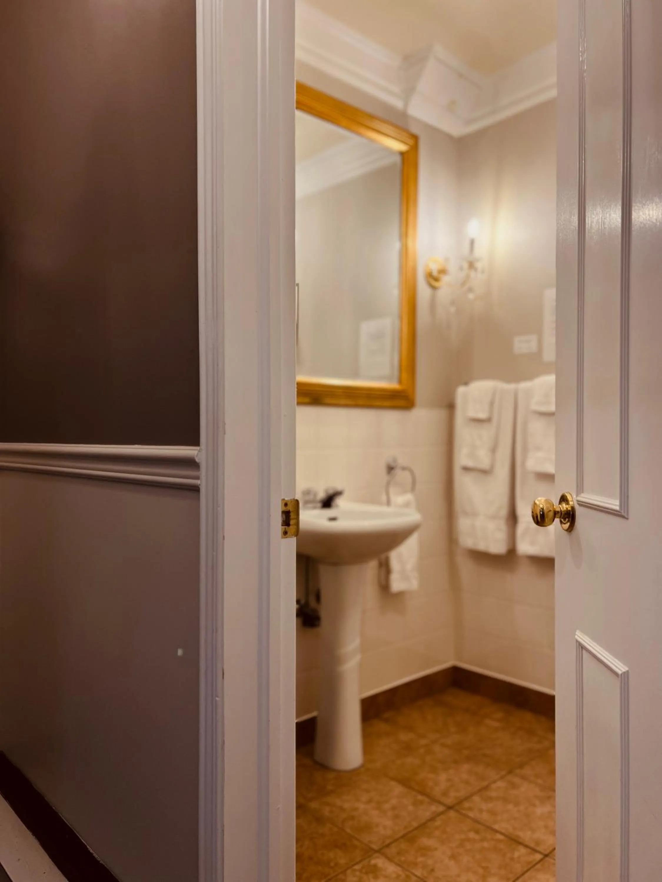 Toilet in Le Chateau du Lac