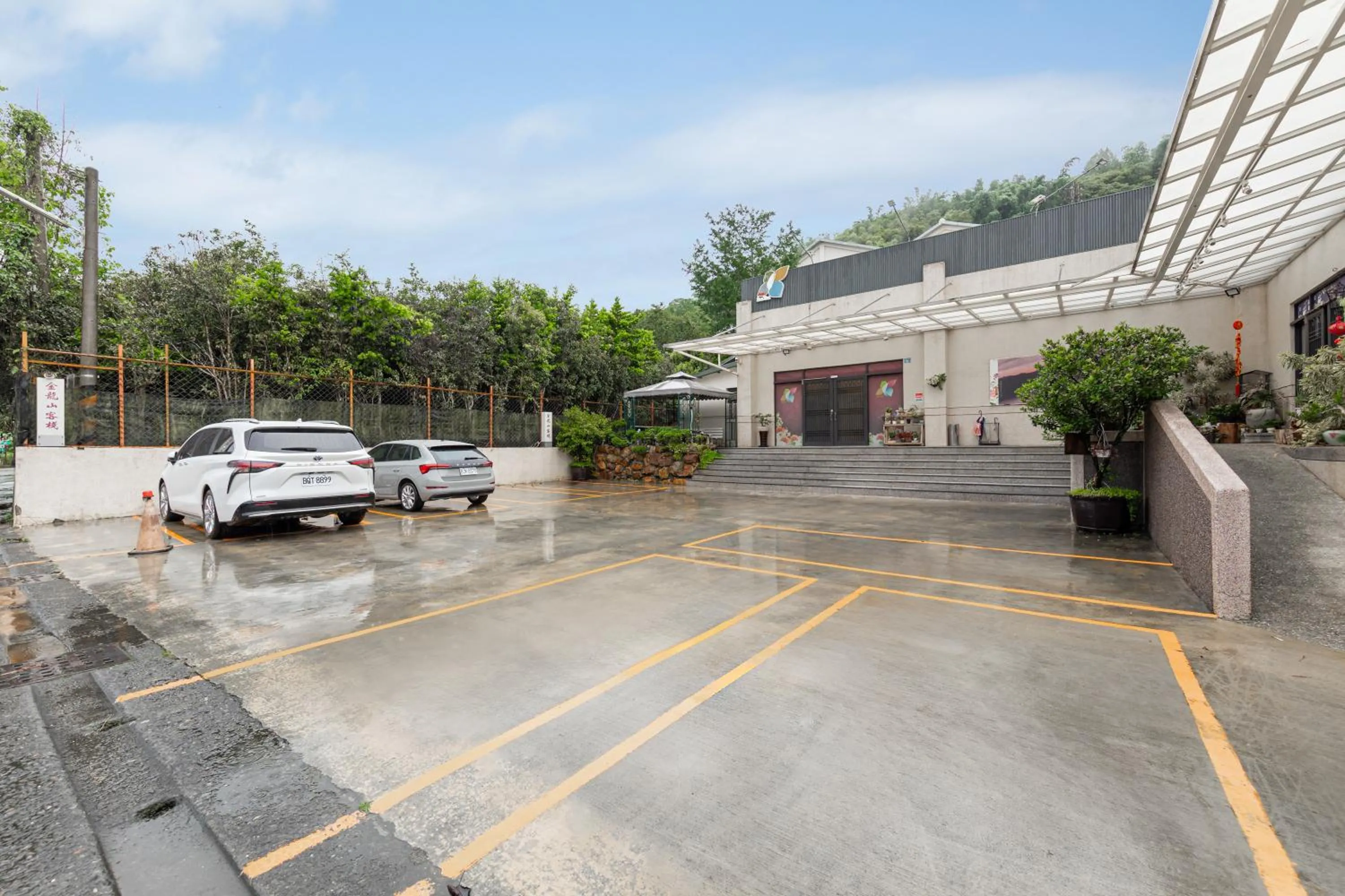 Parking in Sun Moon Lake Jinlongshan BnB