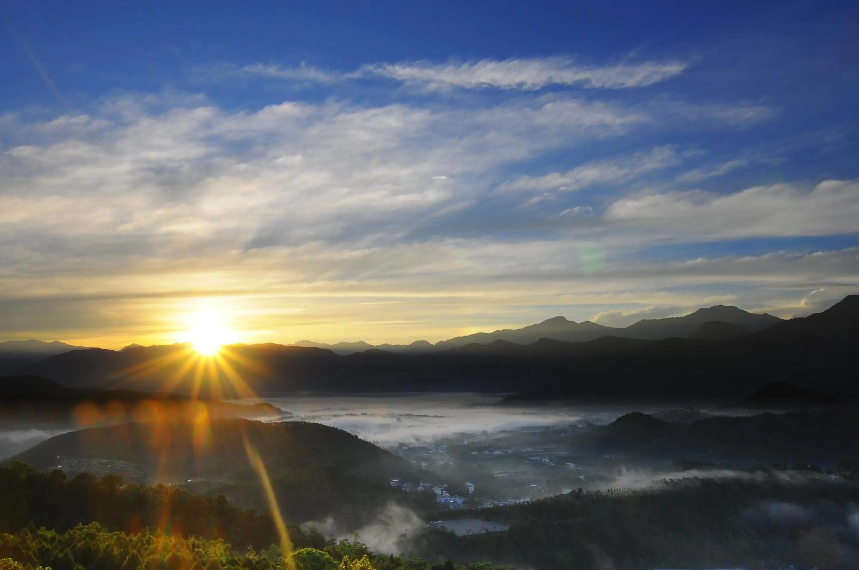 Sunrise in Sun Moon Lake Jinlongshan BnB