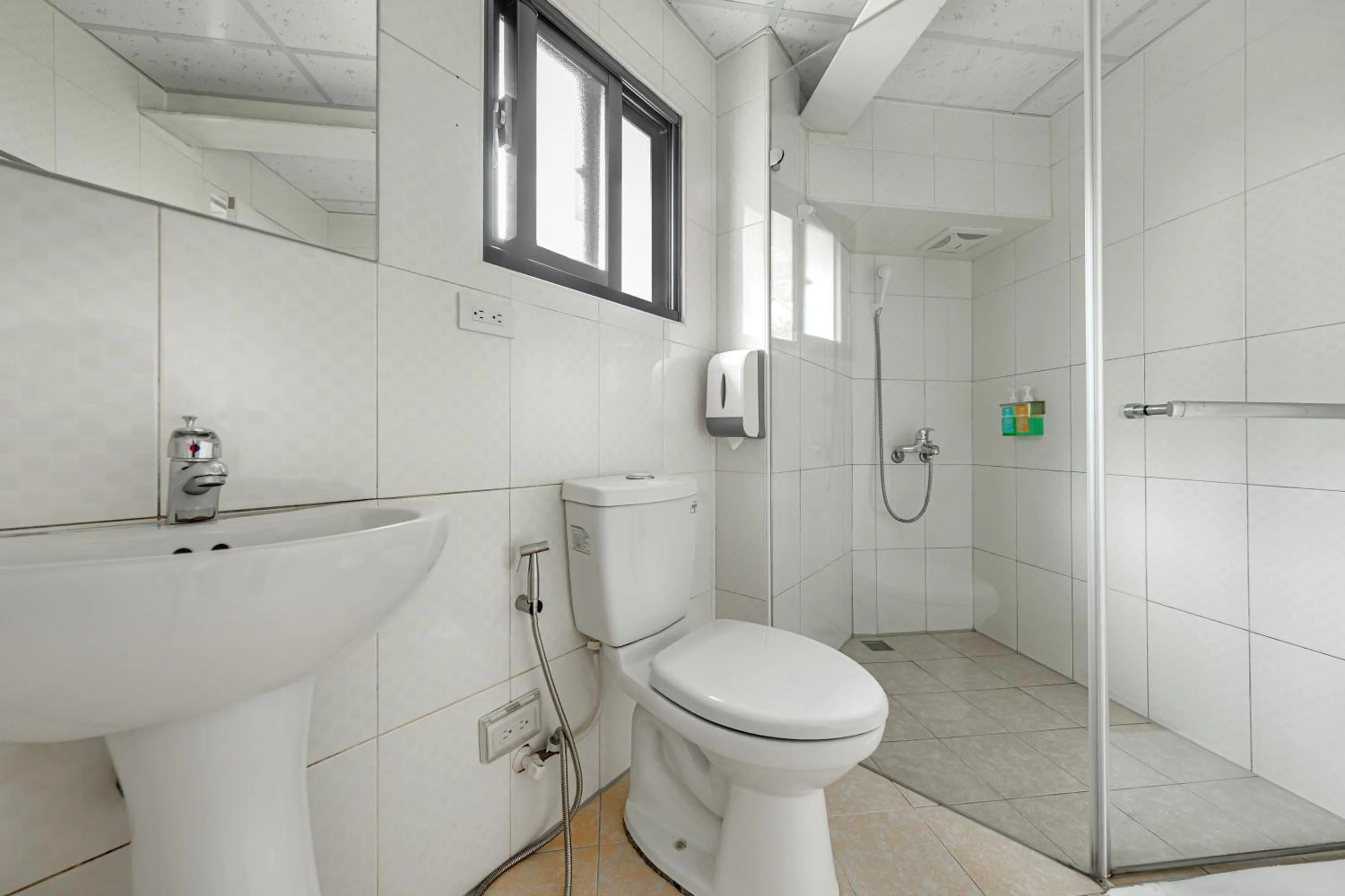 Shower in Sun Moon Lake Jinlongshan BnB