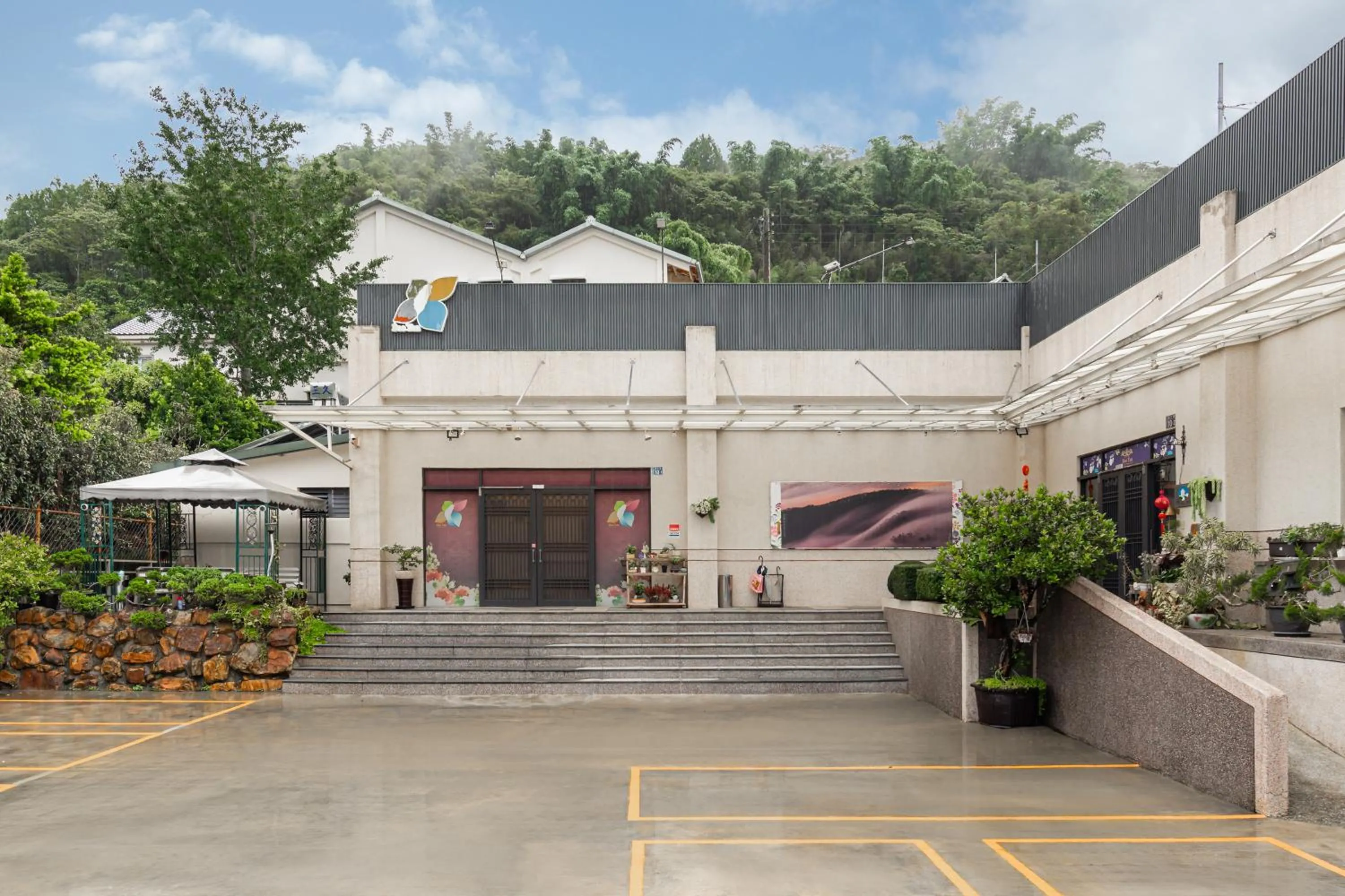 Property building in Sun Moon Lake Jinlongshan BnB