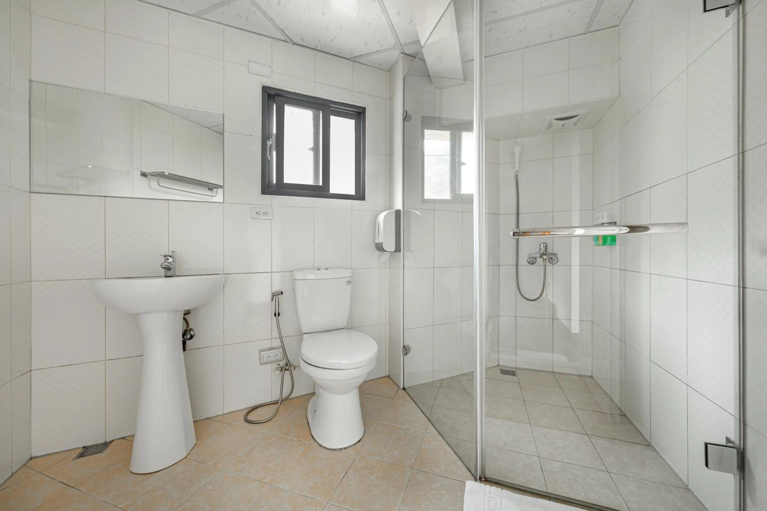 Shower in Sun Moon Lake Jinlongshan BnB