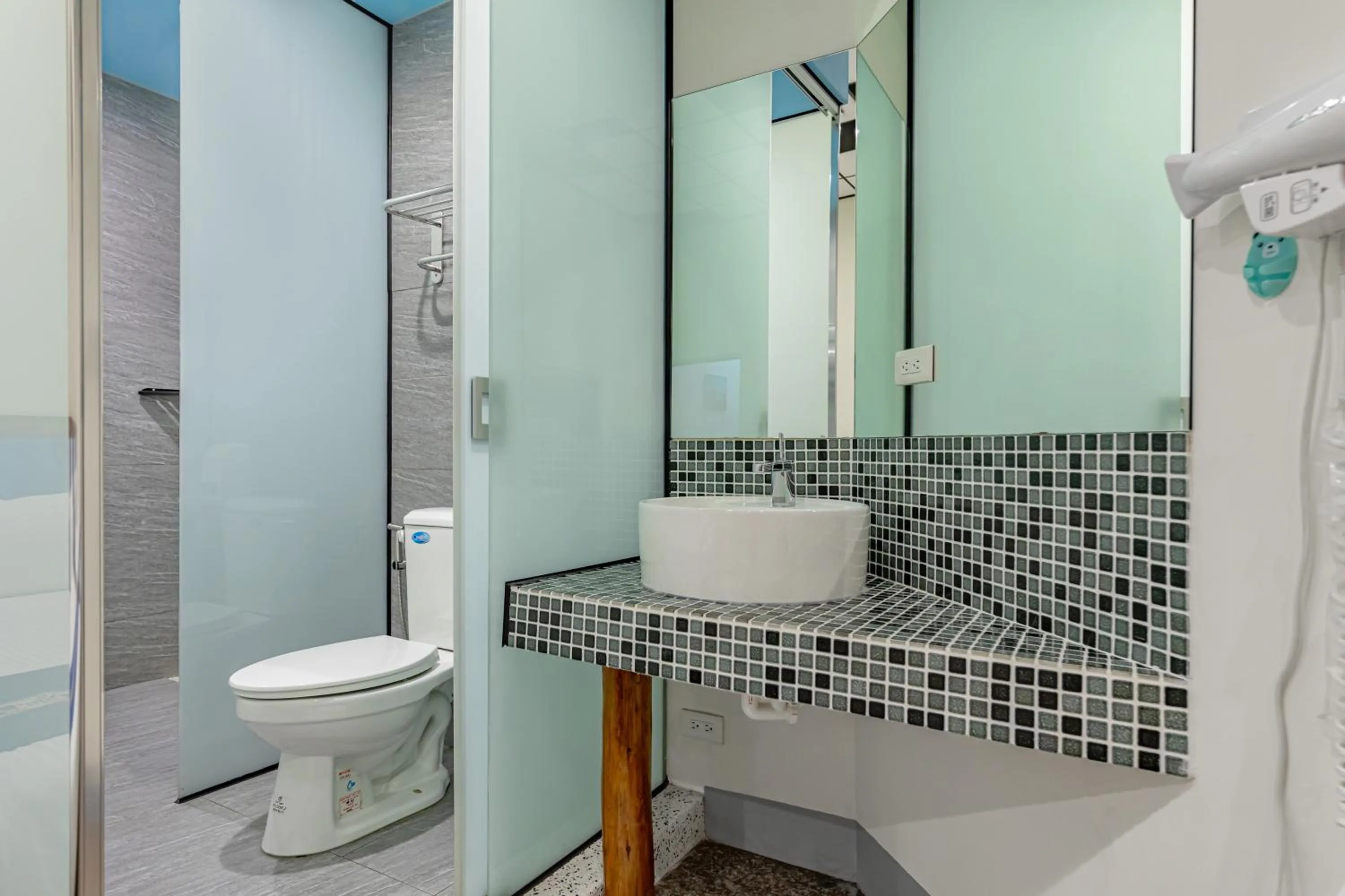Shower in Sun Moon Lake Jinlongshan BnB