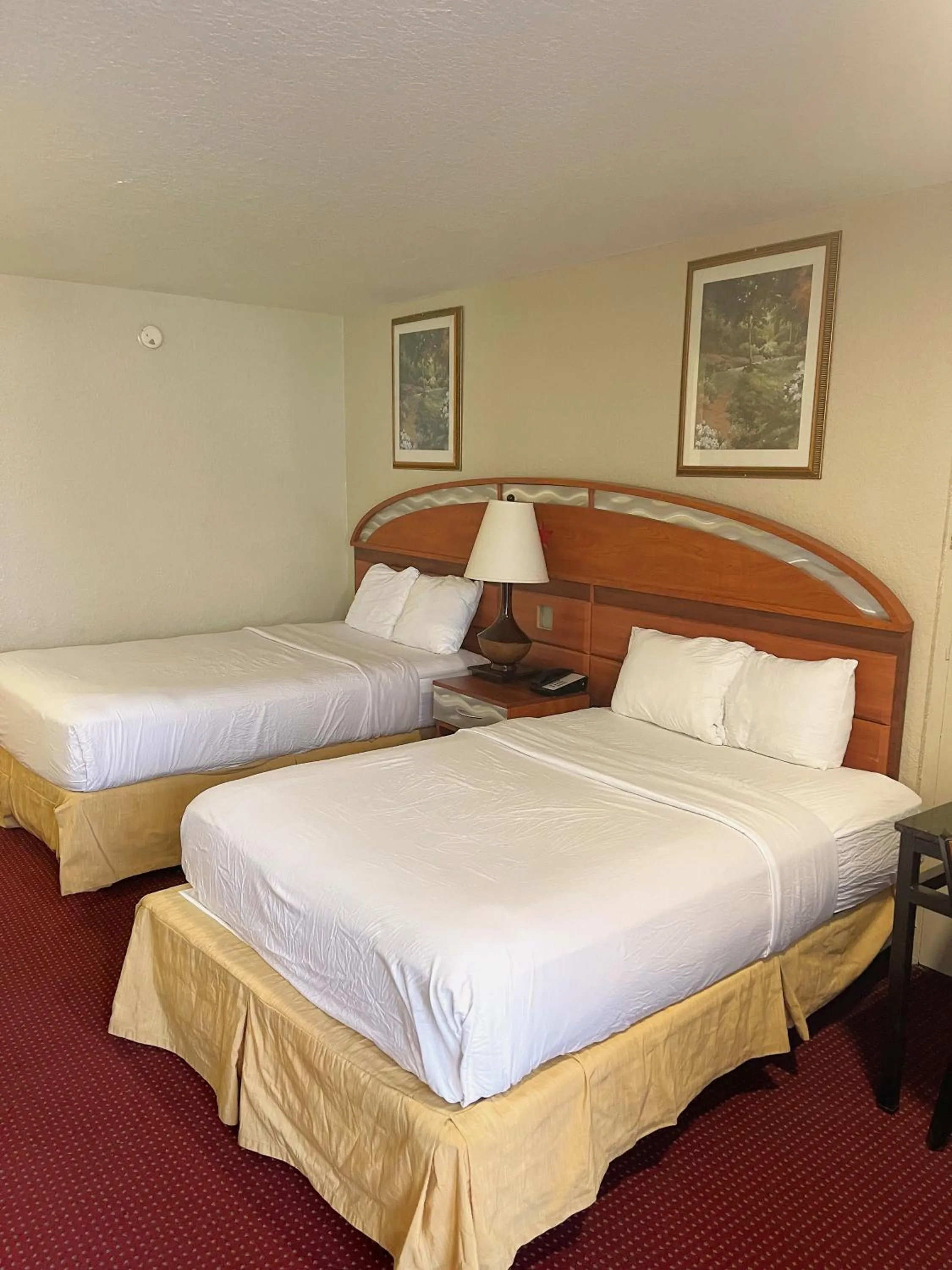 Bed in Quality Inn Orlando-Near Universal Blvd