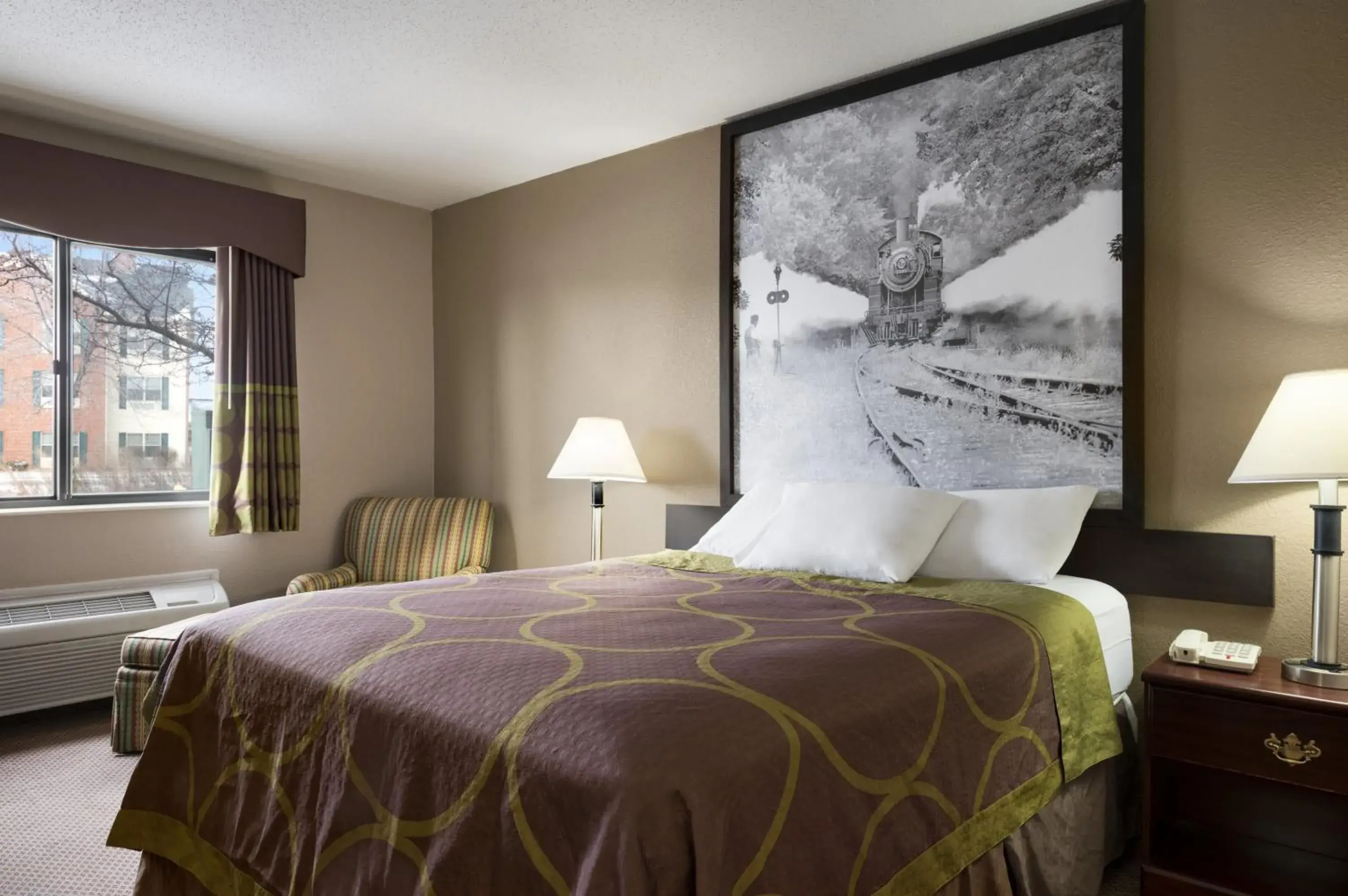 Bedroom, Bed in Super 8 by Wyndham Green Bay I-43 Bus. Park Bedroom, Bed in Super 8 by Wyndham Green Bay I-43 Bus. Park